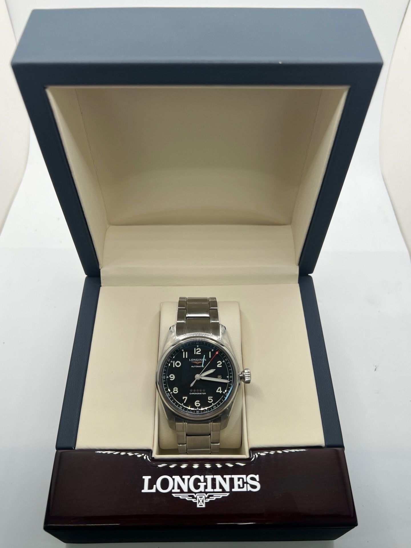 Montre Longines Spirit réf. L3.810.4.53.6 pour homme, équipée d’un mouvement automatique calibre L888.4 avec une réserve de marche de 72 heures. Boîtier et bracelet en acier inoxydable, cadran noir à chiffres arabes, verre saphir et aiguilles luminescentes. Montre chronomètre élégante, précise et robuste, idéale au quotidien comme en collection.