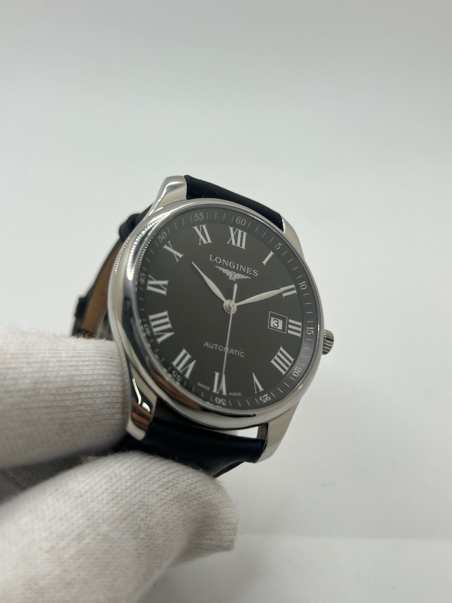 Montre automatique Longines Master Collection L2.893.4.51.6 en acier 42 mm, équipée d’un cadran noir épuré, d’un verre saphir et d’un bracelet en cuir noir. Modèle élégant avec fonction date, en très bon état d’occasion, présentant de légères micro-rayures, livré avec coffret d’origine.