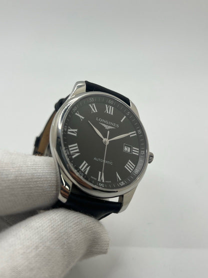 Montre automatique Longines Master Collection L2.893.4.51.6 en acier 42 mm, équipée d’un cadran noir épuré, d’un verre saphir et d’un bracelet en cuir noir. Modèle élégant avec fonction date, en très bon état d’occasion, présentant de légères micro-rayures, livré avec coffret d’origine.