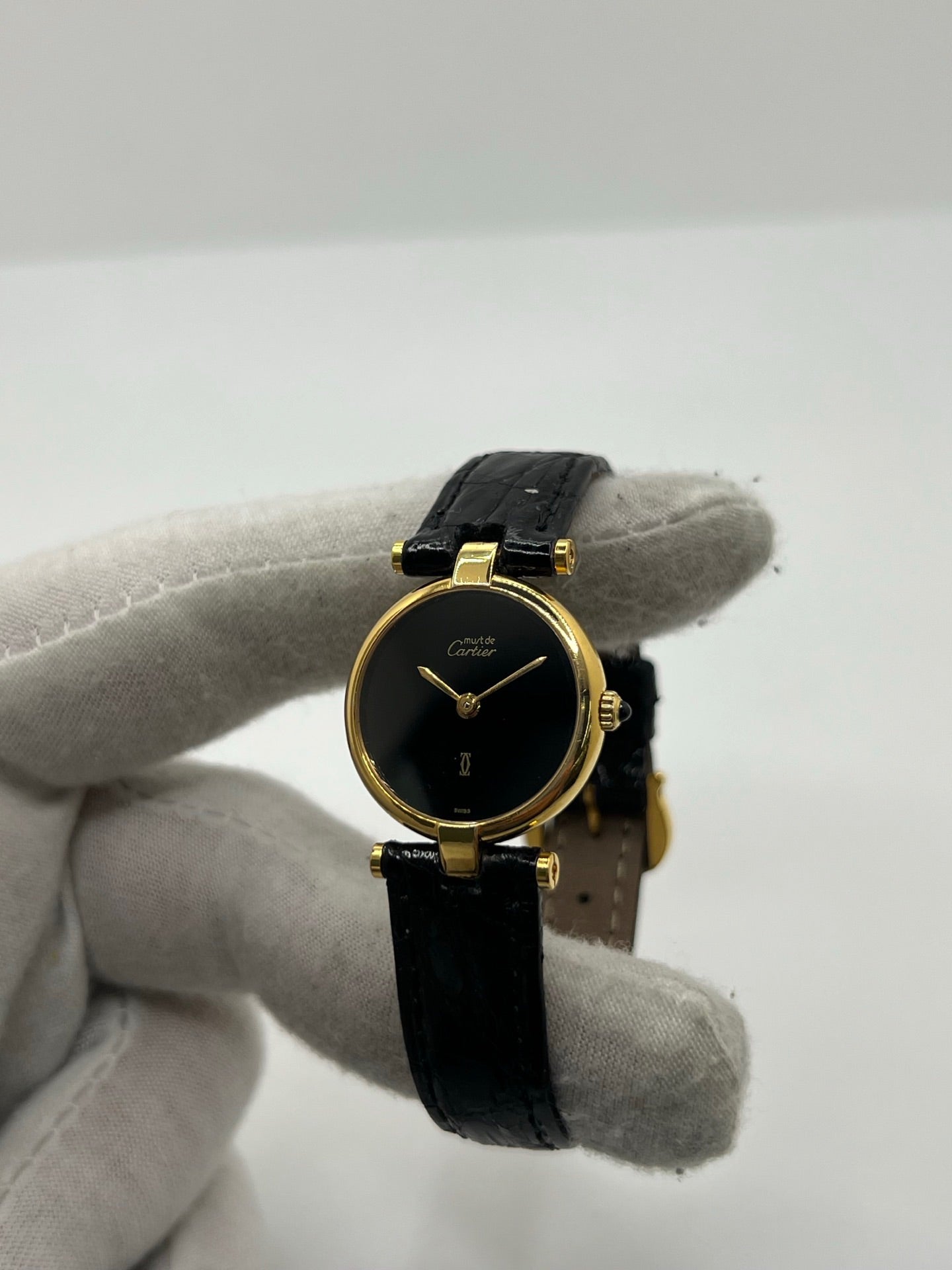 Montre Cartier Must Vendome pour femme, équipée d’un mouvement quartz et d’un boîtier en argent de 24 mm. Ce modèle d’occasion en très bon état dispose d’un cadran noir sans chiffres, d’un verre saphir et d’un bracelet en cuir avec boucle ardillon en acier. Élégante et raffinée, la Cartier Must Vendome séduit par son design classique et intemporel, idéale pour les passionnées de montres de luxe au style discret et sophistiqué.