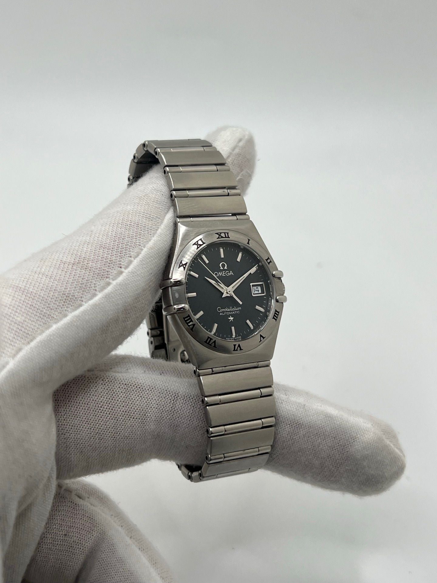 Découvrez l’Omega Constellation automatique 25 mm, une montre de luxe alliant élégance et précision. Ce garde-temps iconique séduit par son design raffiné et son mouvement automatique fiable. Idéal pour les passionnés d’horlogerie, ce modèle symbolise le savoir-faire suisse et reste un investissement intemporel pour toute collection.