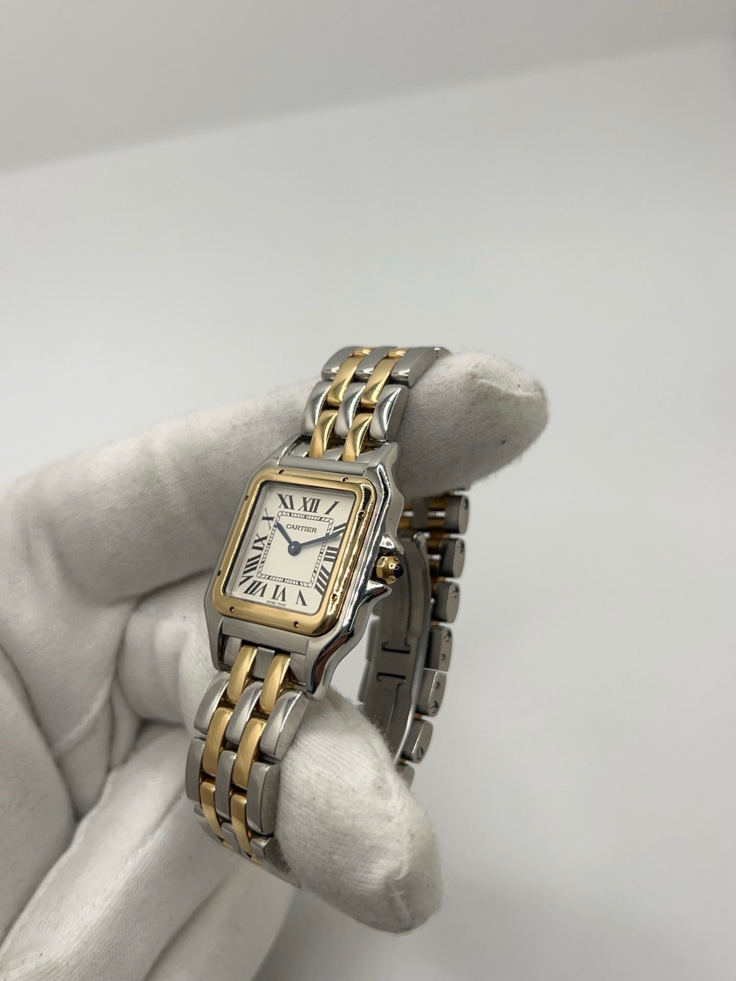 Montre Cartier Panthère W2PN0007 pour femme en acier et or jaune, équipée d’un mouvement quartz. Boîtier de 27 x 37 mm avec verre saphir et cadran argent à chiffres romains, signature élégante de la collection Panthère. Bracelet bicolore en acier et or avec boucle déployante. Étanchéité 3 ATM. Modèle de 2022 en très bon état, avec légères micro-rayures discrètes. Livrée avec coffret et papiers d’origine, idéale comme montre de luxe d’occasion raffinée.
