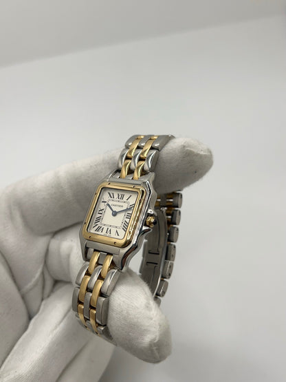 Montre Cartier Panthère W2PN0007 pour femme en acier et or jaune, équipée d’un mouvement quartz. Boîtier de 27 x 37 mm avec verre saphir et cadran argent à chiffres romains, signature élégante de la collection Panthère. Bracelet bicolore en acier et or avec boucle déployante. Étanchéité 3 ATM. Modèle de 2022 en très bon état, avec légères micro-rayures discrètes. Livrée avec coffret et papiers d’origine, idéale comme montre de luxe d’occasion raffinée.
