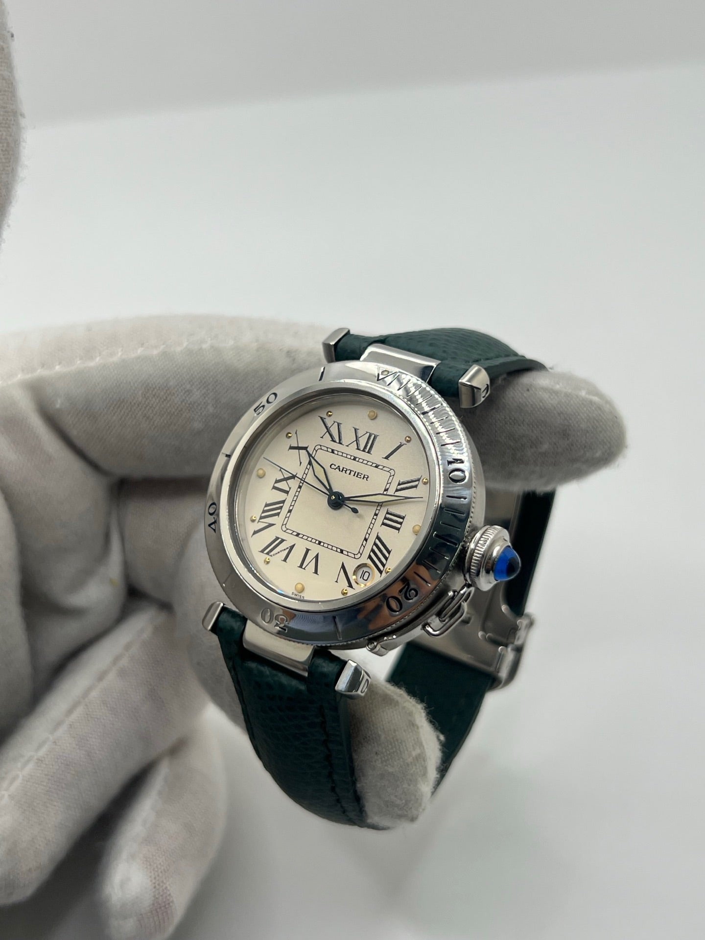 Montre Cartier Pasha 4010 en acier pour homme ou unisexe, dotée d’un mouvement automatique et d’un boîtier de 36 mm. Ce modèle d’occasion en très bon état présente un cadran blanc à chiffres romains, un verre saphir et une fonction date. Son bracelet en acier avec boucle ardillon offre un style élégant et intemporel. Cette montre de luxe Cartier Pasha séduit par son design iconique et son allure raffinée, idéale pour les amateurs d’horlogerie de prestige.