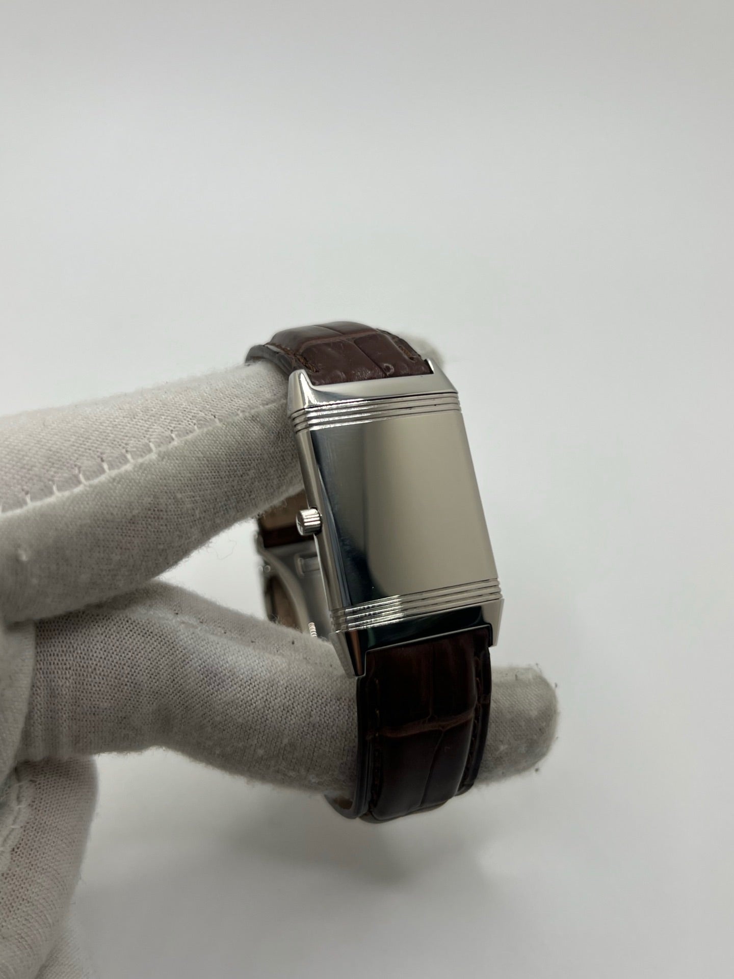 Montre Jaeger-LeCoultre Reverso Classique pour homme ou unisexe, équipée d’un mouvement quartz et d’un boîtier en acier de 23 x 38 mm. Ce modèle d’occasion en très bon état dispose d’un cadran argent à chiffres arabes, d’un verre saphir et d’une étanchéité de 3 ATM. Son bracelet en cuir brun avec boucle ardillon complète son style élégant et intemporel. Une montre Jaeger-LeCoultre Reverso Classique raffinée, idéale pour les amateurs de montres de luxe classiques.