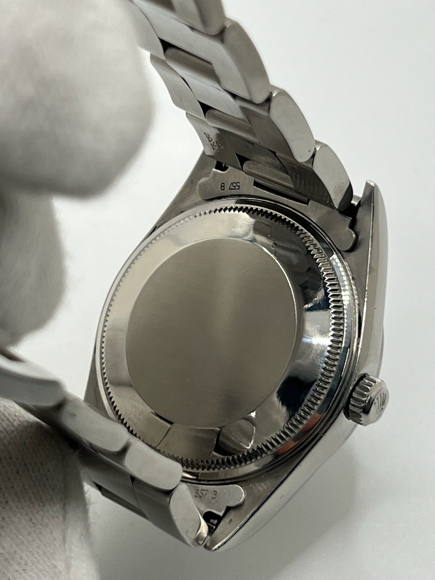 Découvrez la montre Rolex Air-King 14000M, un modèle emblématique de la célèbre marque suisse. Cette montre de luxe est accompagnée de sa boîte d'origine, garantissant son authenticité et sa valeur. Avec son design intemporel et sa précision exceptionnelle, la Rolex Air-King 14000M est l'accessoire idéal pour les collectionneurs et les amateurs de montres haut de gamme.