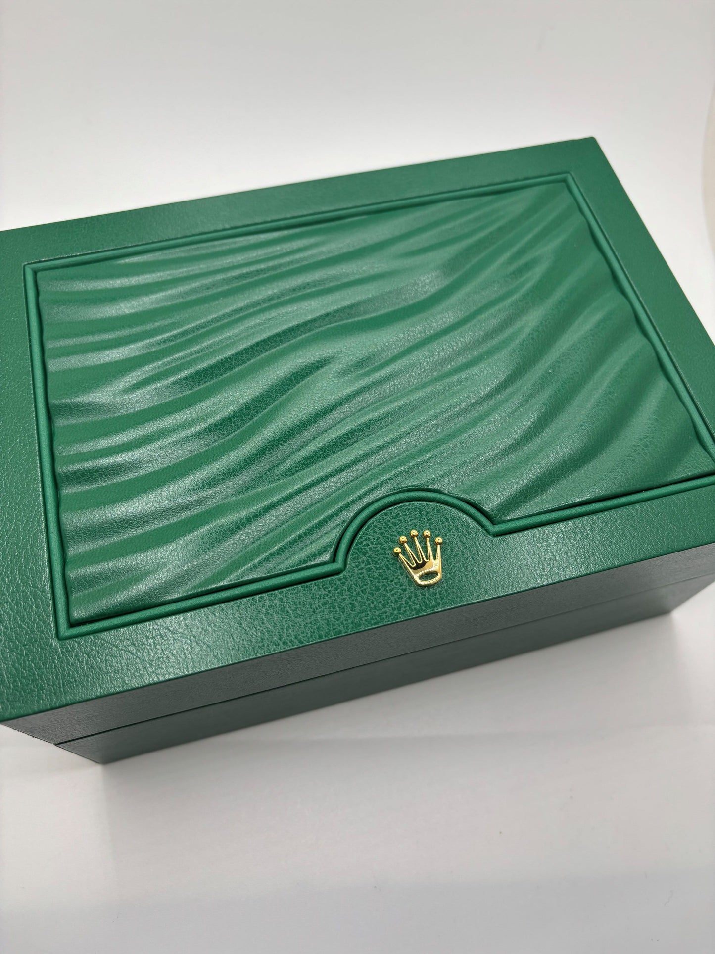 Montre Rolex Oyster Perpetual Date référence 1501 en acier, modèle vintage de 1968, dotée d’un boîtier de 34 mm, d’un cadran bleu sans chiffres et d’un verre plexiglas. Cette montre automatique est animée par le calibre Rolex 1570 avec réserve de marche de 40 heures et fonction date. Bracelet en acier avec boucle déployante pliante, étanchéité 10 ATM. Montre d’occasion en très bon état, révisée en janvier 2026.