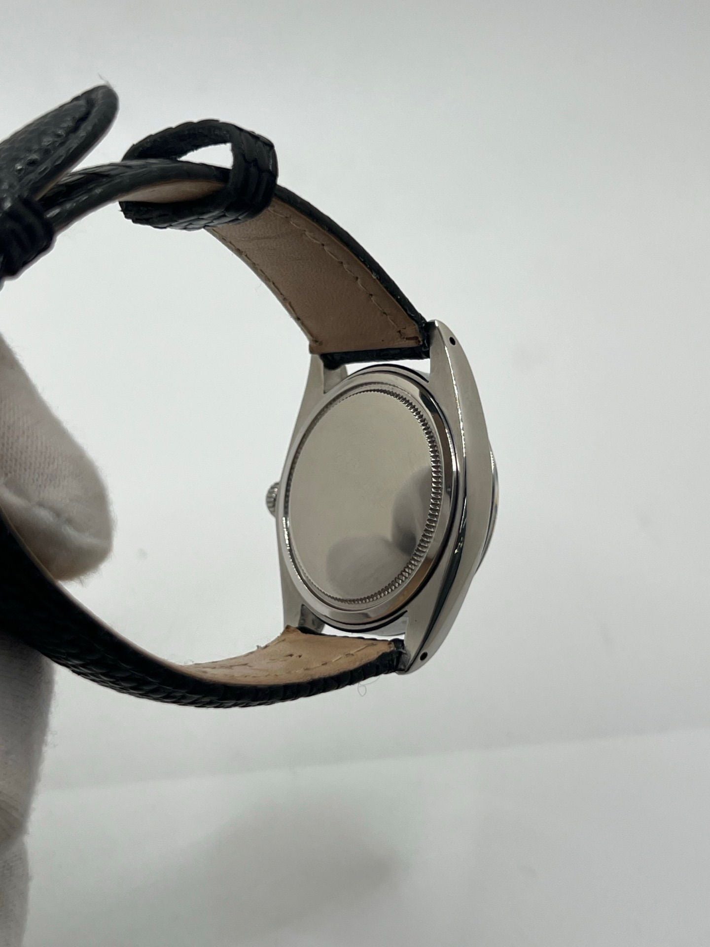 Montre Rolex Oysterdate Precision 6694, modèle vintage emblématique des années 60 en acier avec cadran noir et bracelet en cuir de lézard. Équipée d’un mouvement à remontage manuel calibre 1225, cette Rolex 6694 allie élégance intemporelle et précision horlogère, idéale pour les amateurs de montres classiques et raffinées.