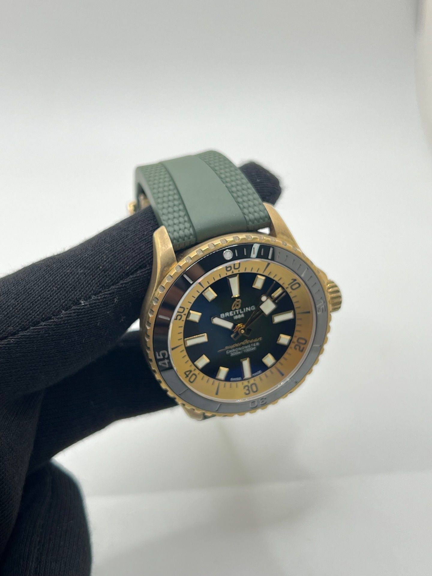 Montre Breitling Superocean 42 référence N17375201L1S1 en bronze, équipée d’un mouvement automatique précis et d’un calibre Breitling 17. Modèle de plongée haut de gamme doté d’un cadran vert, d’une lunette en céramique et d’un bracelet en caoutchouc assorti. Étanche 30 ATM, verre saphir, diamètre 42 mm. Montre d’occasion en très bon état avec légères traces d’usure.