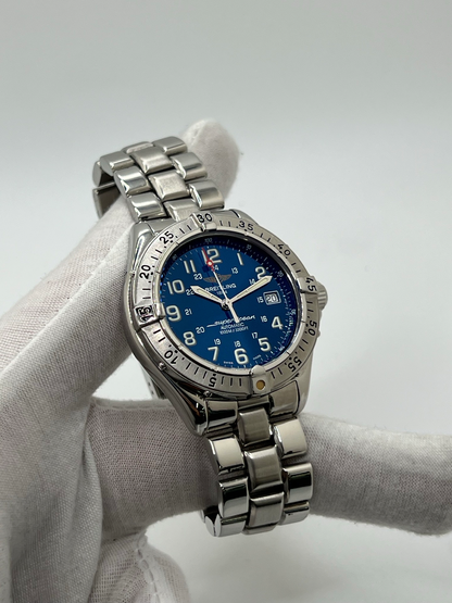 Montre de plongée automatique Superocean A17040 en acier avec cadran bleu, lunette robuste et bracelet acier. Modèle sportif et élégant doté d’un verre saphir, d’un affichage de la date et d’une étanchéité professionnelle. Idéal pour un usage quotidien comme pour les activités nautiques.