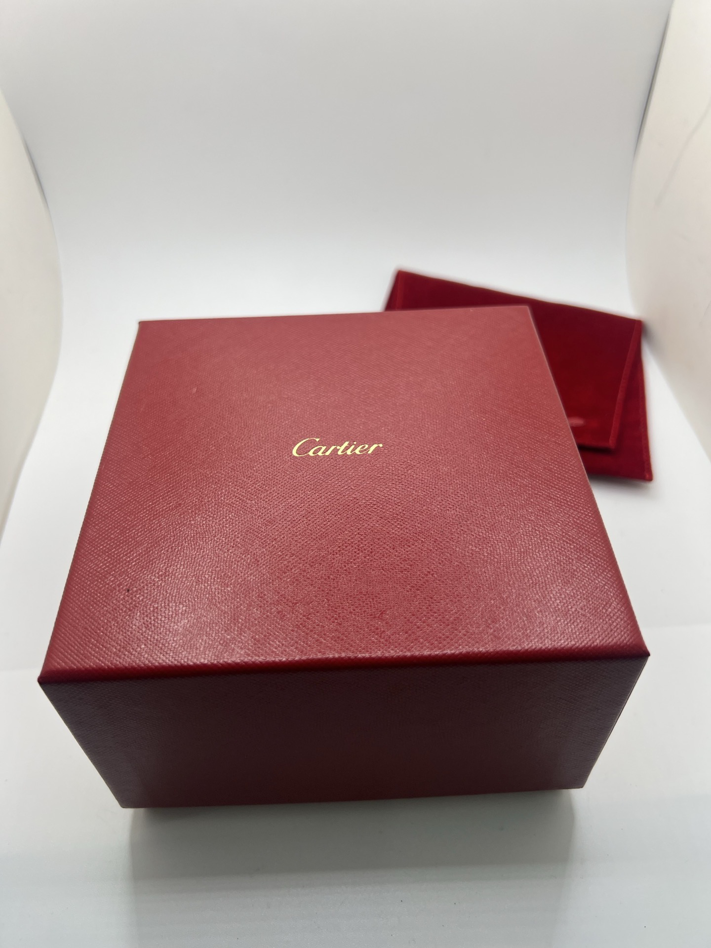 Montre Cartier Tank Française référence 1820 en or jaune 18K, petit modèle pour femme, boîtier rectangulaire emblématique aux lignes droites et élégantes, cadran blanc avec chiffres romains noirs, minuterie chemin de fer et aiguilles bleuies en forme de glaive. Bracelet intégré en acier avec boucle déployante. Mouvement quartz précis. Montre de luxe intemporelle, raffinée et iconique, idéale pour un porté quotidien ou une tenue habillée.