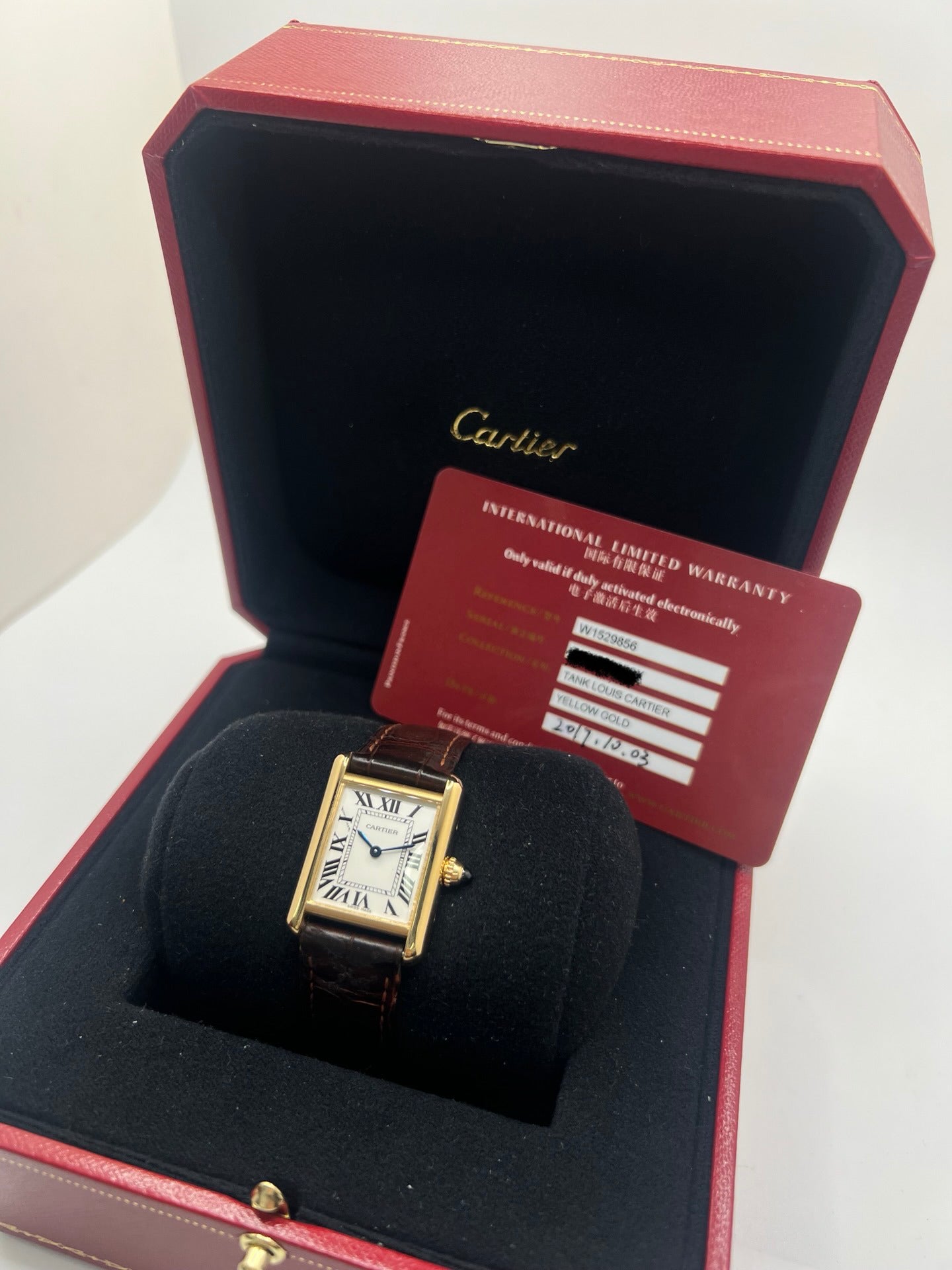 Icône absolue de l’élégance horlogère, la Cartier Tank Louis est l’une des montres les plus emblématiques jamais créées. Inspirée des premières Tank dessinées au début du XXᵉ siècle, elle incarne une vision intemporelle du luxe, faite de lignes pures, de proportions parfaites et d’un raffinement sans ostentation. Son esthétique, fidèle aux codes des années 60, traverse les époques avec une modernité intacte.