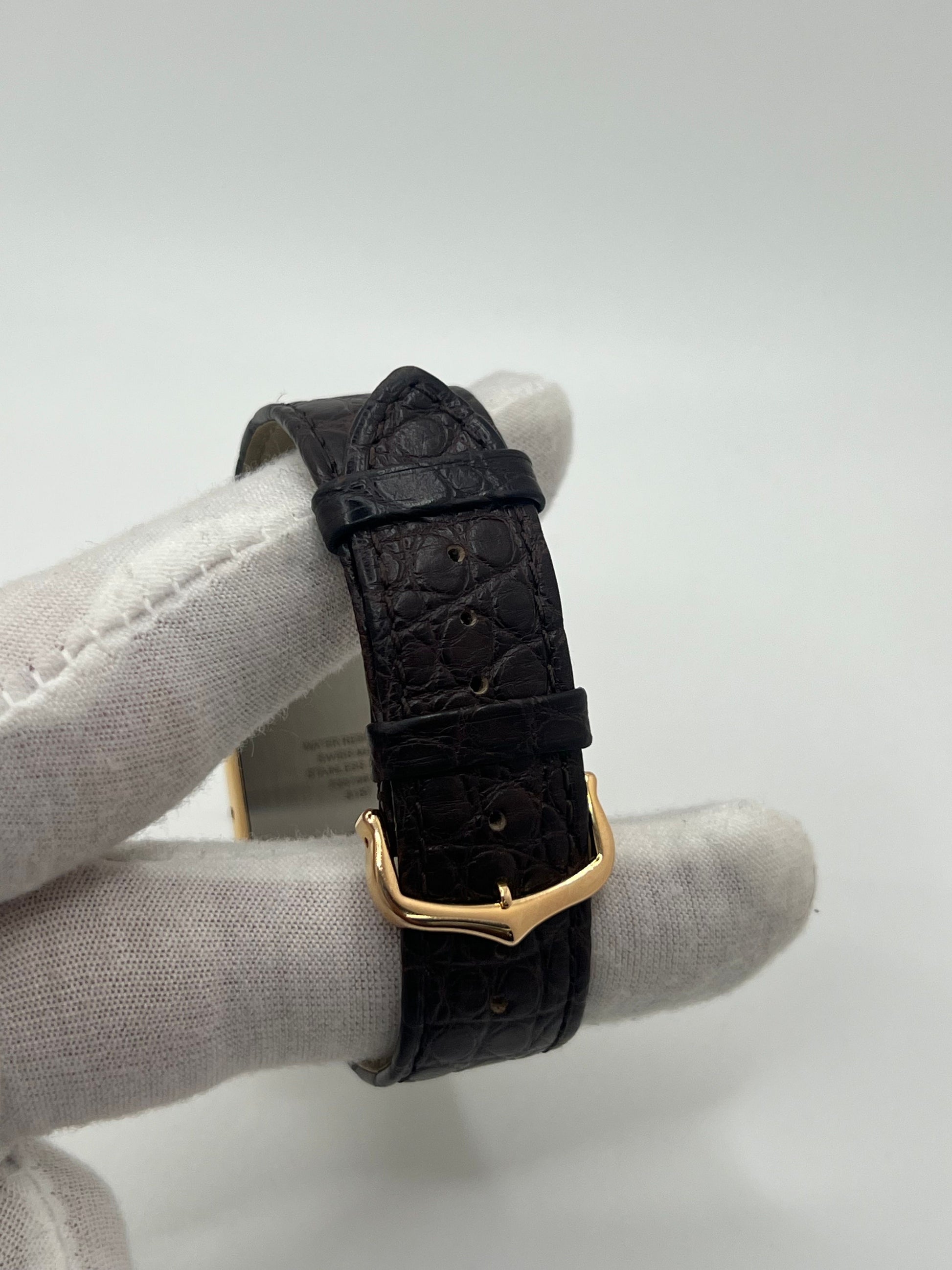 Découvrez la montre Cartier Tank Solo en or jaune 18K, symbole d’élégance intemporelle et de raffinement. Ce modèle emblématique allie design classique et luxe discret, idéal pour les amateurs de haute horlogerie. Parfaite pour sublimer un poignet avec distinction, la Tank Solo incarne le savoir-faire horloger de la maison Cartier.