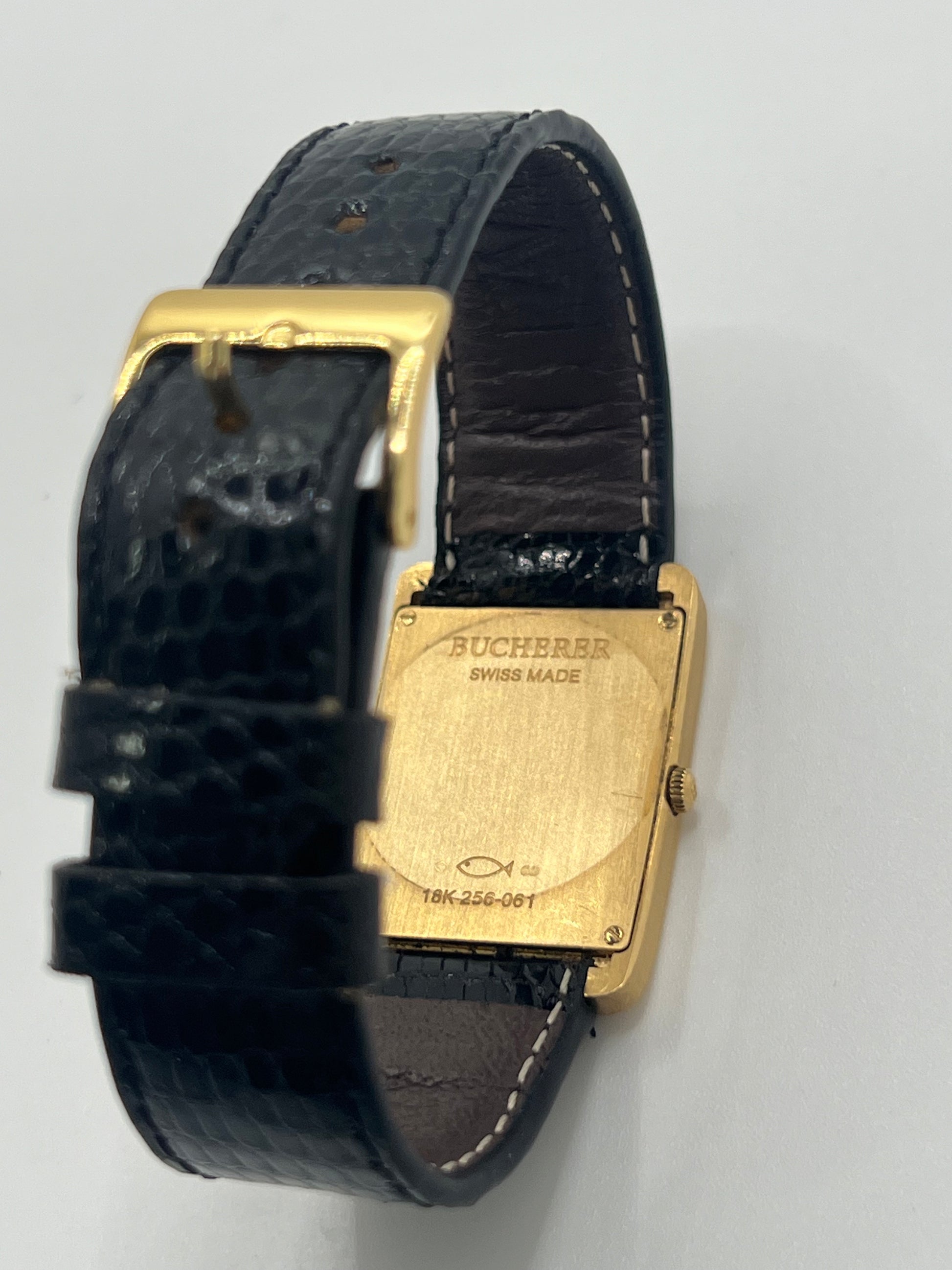 Découvrez l’élégance intemporelle de la Bucherer Tank en or jaune, un garde-temps raffiné qui allie prestige et sophistication. Ce modèle emblématique est accompagné de sa boîte d’origine, garantissant son authenticité et son état impeccable. Idéale pour les collectionneurs et amateurs d’horlogerie de luxe, cette montre incarne le savoir-faire exceptionnel de Bucherer. Offrez-vous une pièce d’exception au design classique et indémodable.