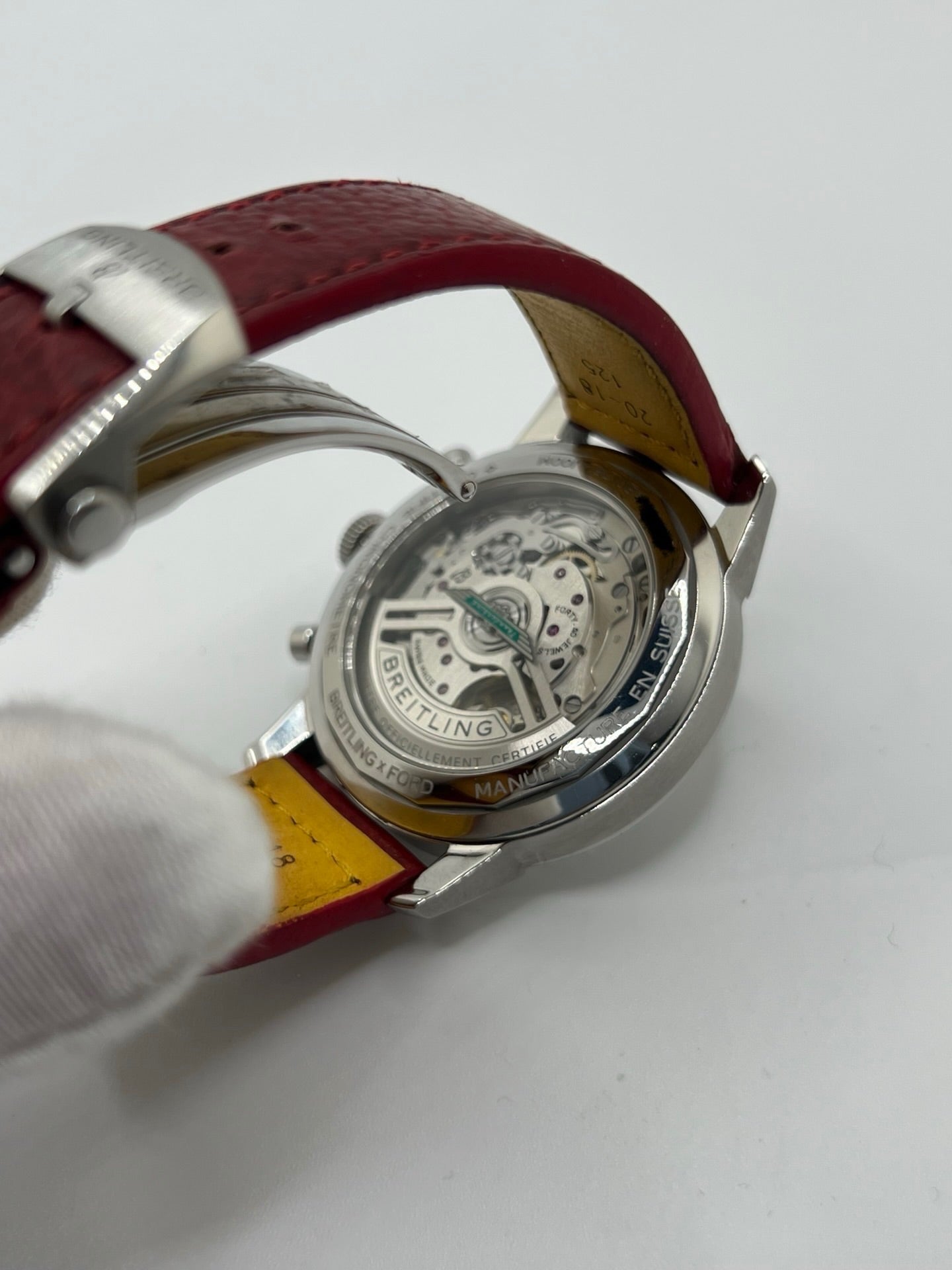 Montre chronographe automatique pour homme au design inspiré des années 60, dotée d’un boîtier en acier de 41 mm, d’un cadran blanc épuré sans chiffres et de compteurs contrastés. Mouvement automatique calibre 01 avec réserve de marche de 70 heures, verre saphir et étanchéité 10 ATM. Bracelet en cuir rouge avec boucle en acier, style sportif et vintage, montre mécanique suisse en très bon état avec coffret et papiers d’origine.