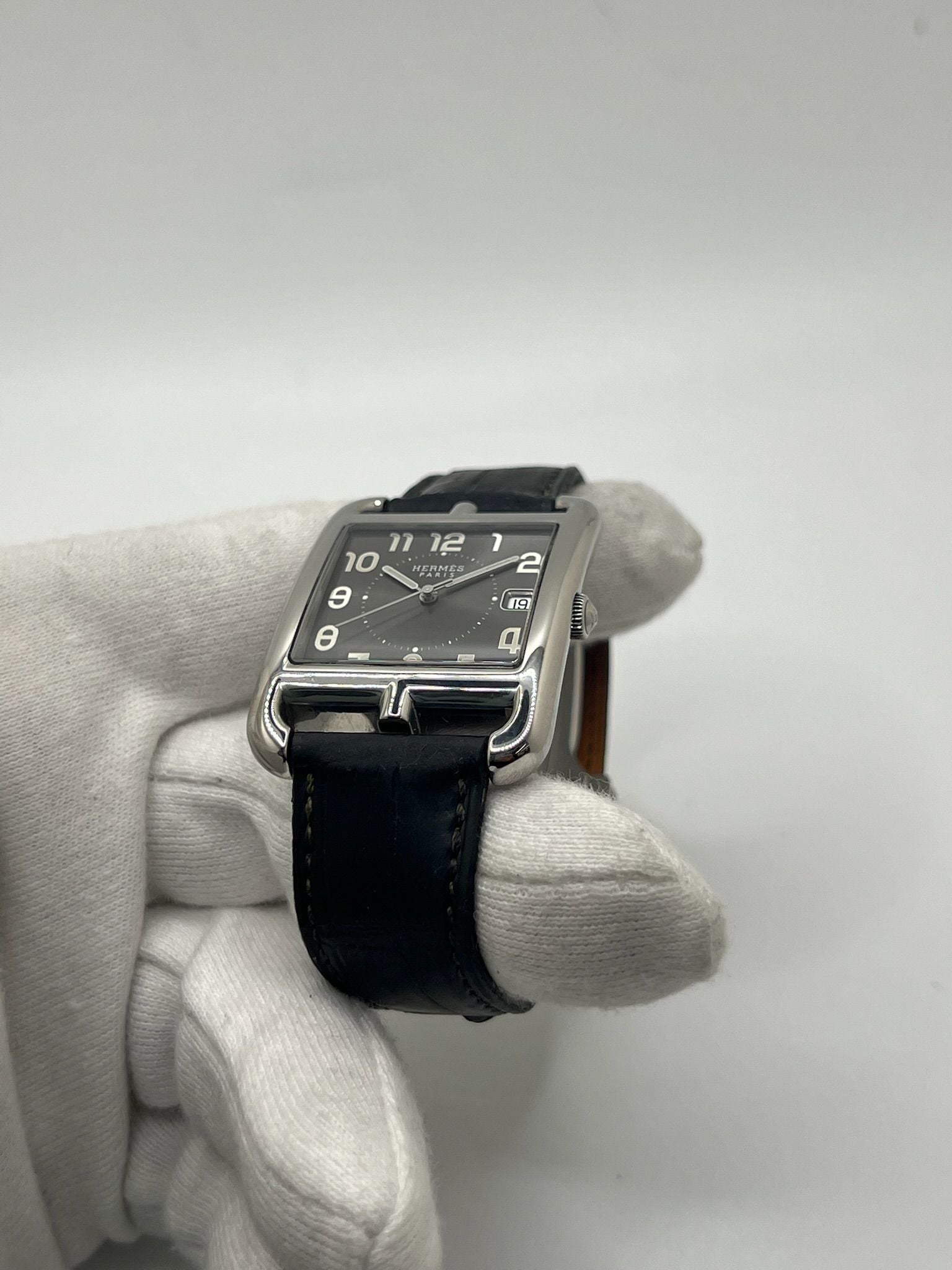 Montre Hermès Cape Cod XL pour homme ou unisexe, modèle emblématique au boîtier en acier de 33 mm. Mouvement quartz, cadran gris à chiffres arabes, bracelet cuir noir avec boucle ardillon. Élégance intemporelle signée Hermès, livrée avec coffret d’origine. Parfait état d’occasion avec légères traces d’usure. Disponible à Paris, prix négociable. Idéal collectionneur ou amateur de montres de luxe.