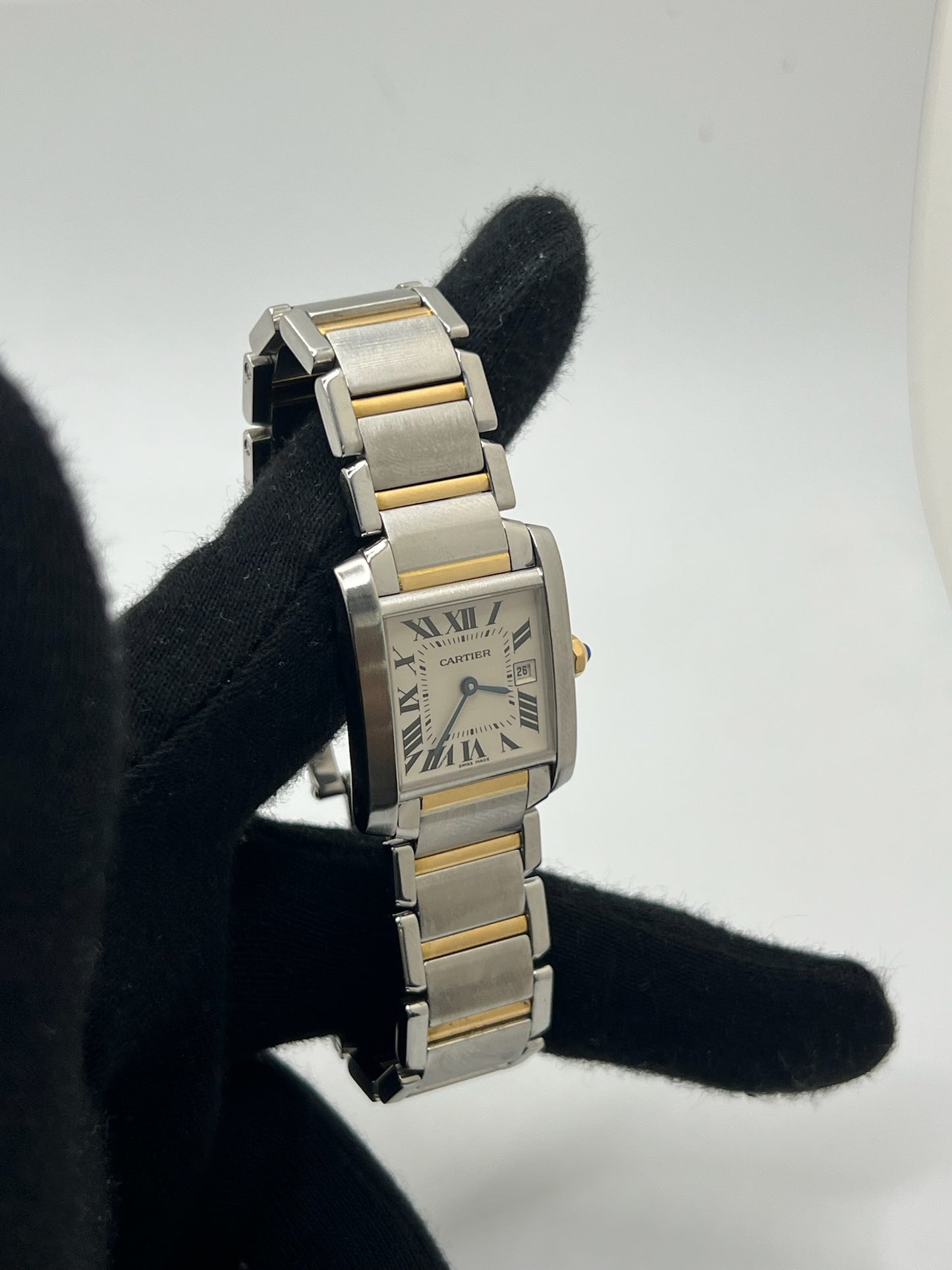 Découvrez la Cartier Tank Française, une montre femme emblématique alliant raffinement et modernité. Ce modèle en or et acier, au design intemporel, est équipé d’un mouvement quartz fiable et d’un cadran blanc aux chiffres romains. Son bracelet acier et sa boucle double plis assurent confort et élégance. Un garde-temps de luxe en très bon état, parfait pour les passionnées de la maison Cartier.