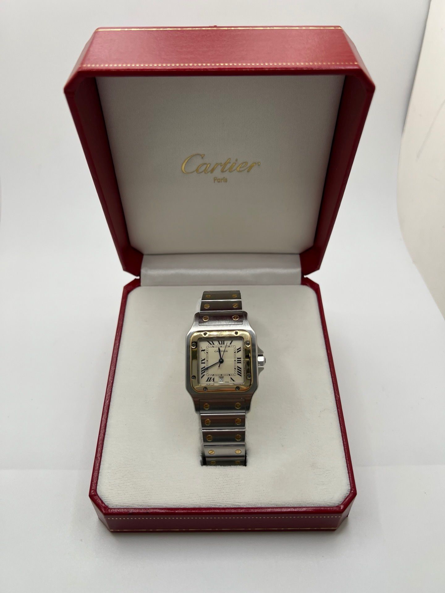 Montre Santos Galbée référence 1566 en acier, au boîtier arrondi emblématique et au bracelet intégré à vis apparentes. Modèle élégant au cadran épuré, apprécié pour son style intemporel et sa silhouette galbée confortable. Pièce horlogère recherchée par les amateurs de montres classiques et de design iconique.