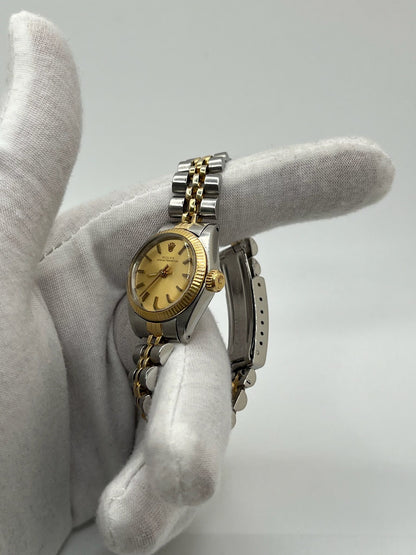 Montre de luxe pour femme, la Rolex Oyster Perpetual Lady 26 mm séduit par son élégance intemporelle. Dotée d’un boîtier en acier et d’un bracelet Jubilee raffiné, elle incarne le savoir-faire Rolex. Idéale pour les poignets fins, cette montre automatique allie précision, style et discrétion au quotidien.