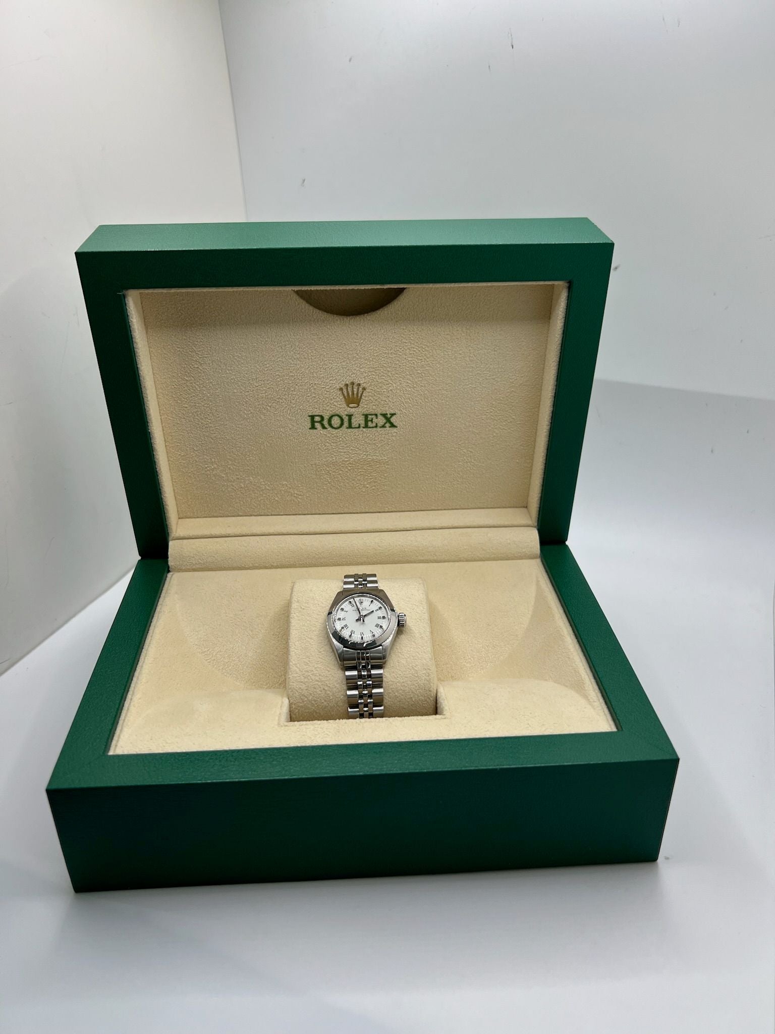 Découvrez la Rolex Oyster Perpetual Lady 26 mm, une montre automatique pour femme alliant élégance intemporelle et précision suisse. Ce modèle emblématique en acier, au cadran blanc raffiné, est parfait pour un usage quotidien ou des occasions spéciales. Avec son boîtier de 26 mm et son bracelet en acier, cette montre Rolex féminine incarne le luxe discret et la fiabilité de la maison horlogère.