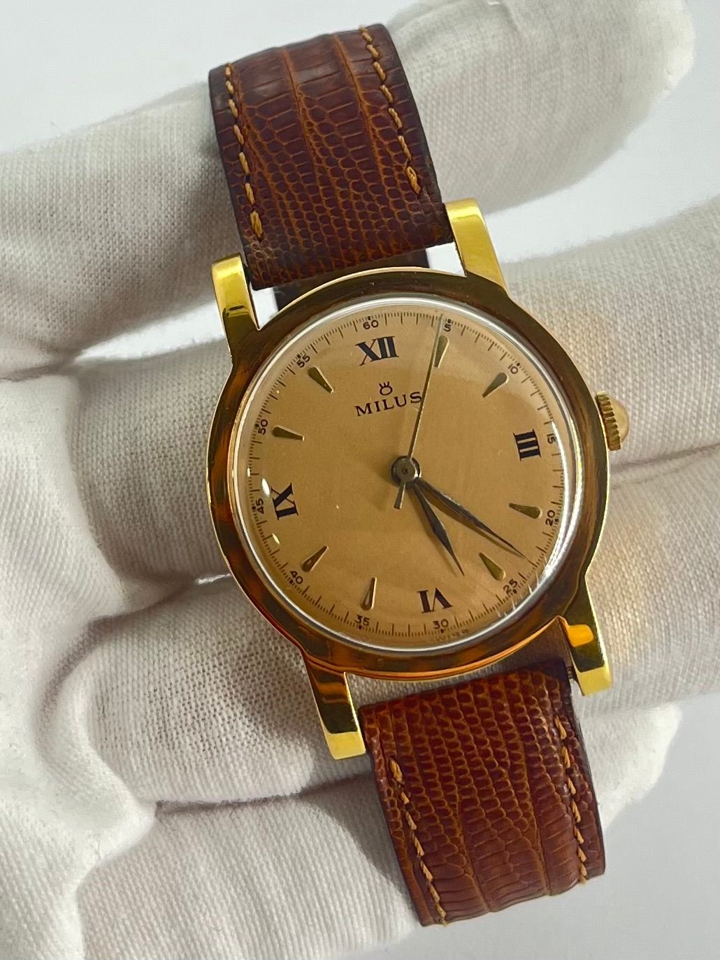 La Milus Vintage en or 18K est une montre élégante et rare, symbole du savoir-faire horloger traditionnel. Son boîtier en or massif lui confère un charme intemporel et une valeur durable. Idéale pour les amateurs de pièces de collection, elle incarne le raffinement d’une époque et l’authenticité d’un design horloger classique.