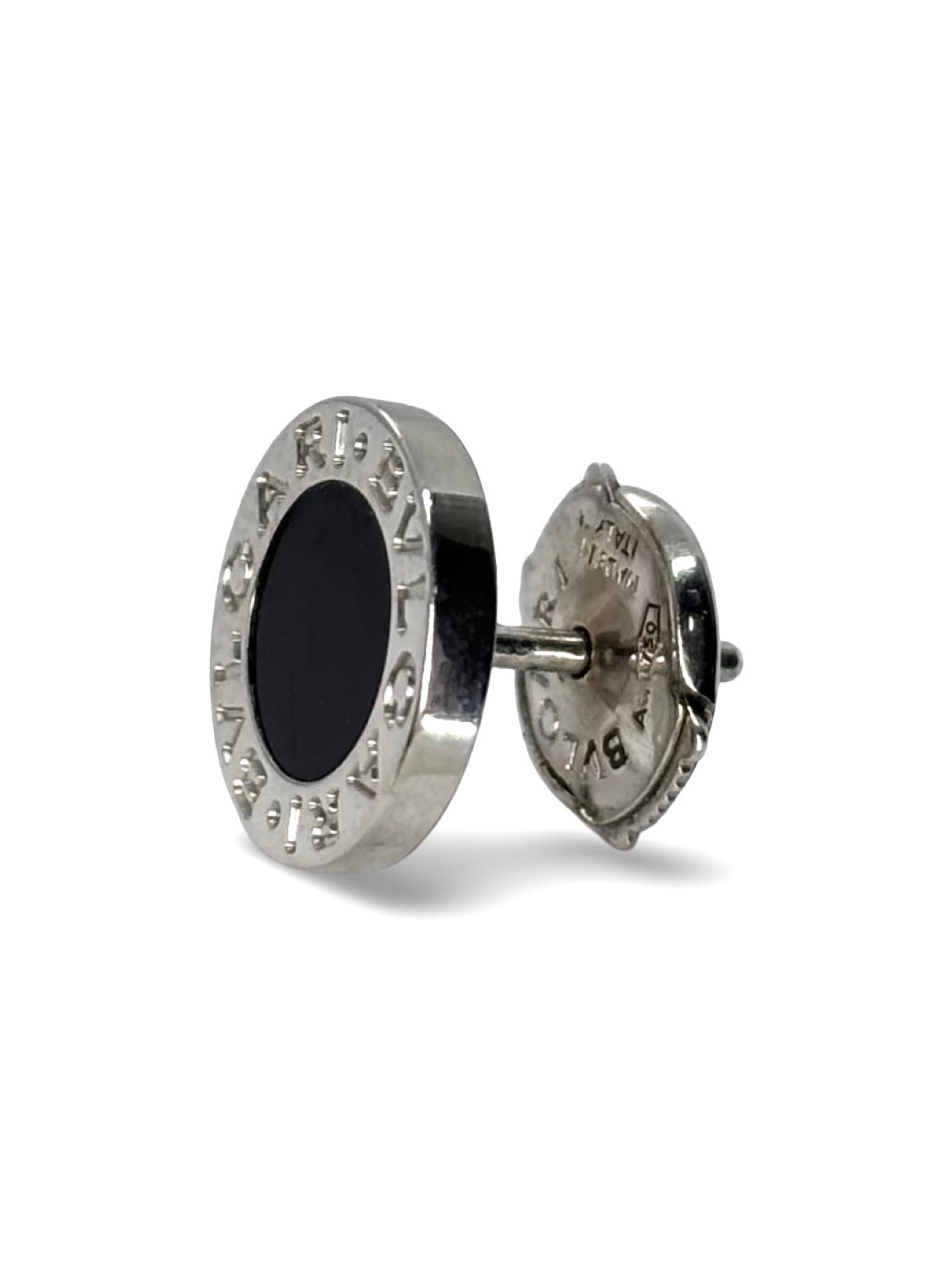 Mono boucle d’oreille Bulgari, conçue en or blanc 18 carats et ornée d’une pierre d’onyx noire profonde. Ce bijou asymétrique allie modernité et élégance, avec un contraste saisissant entre la blancheur de l’or et la profondeur de l’onyx. Parfaite pour apporter une touche contemporaine et sophistiquée à votre style, cette création reflète le savoir-faire prestigieux de la maison Bulgari.