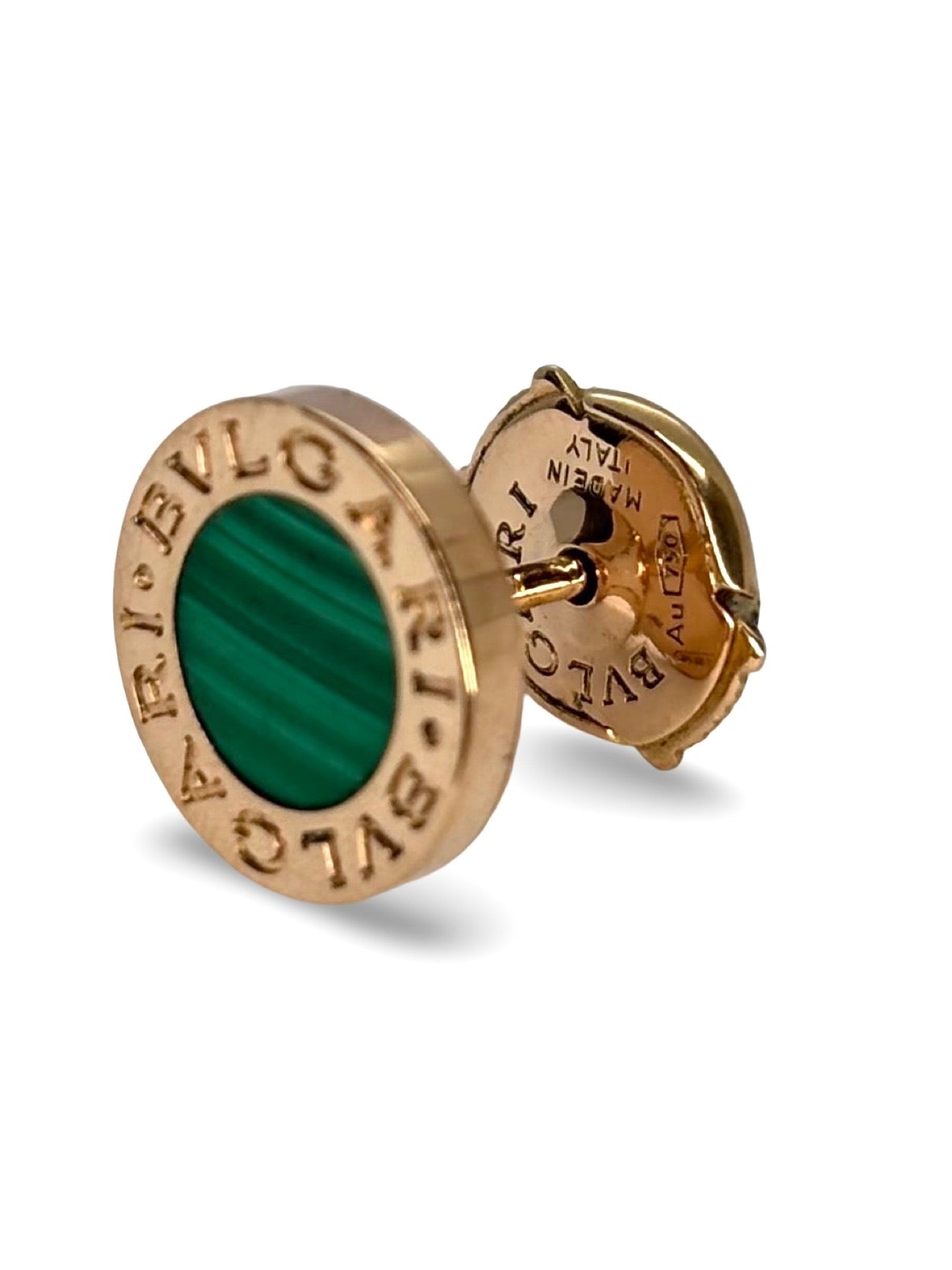 Mono boucle d’oreille signée Bulgari, en or rose 18 carats, sublimée par une malachite aux reflets profonds. Alliance parfaite entre audace contemporaine et élégance intemporelle, ce bijou asymétrique se distingue par son design singulier et la richesse de ses matières. Idéale pour un look moderne et affirmé, cette création reflète le style iconique et l’excellence joaillière de la maison Bulgari.