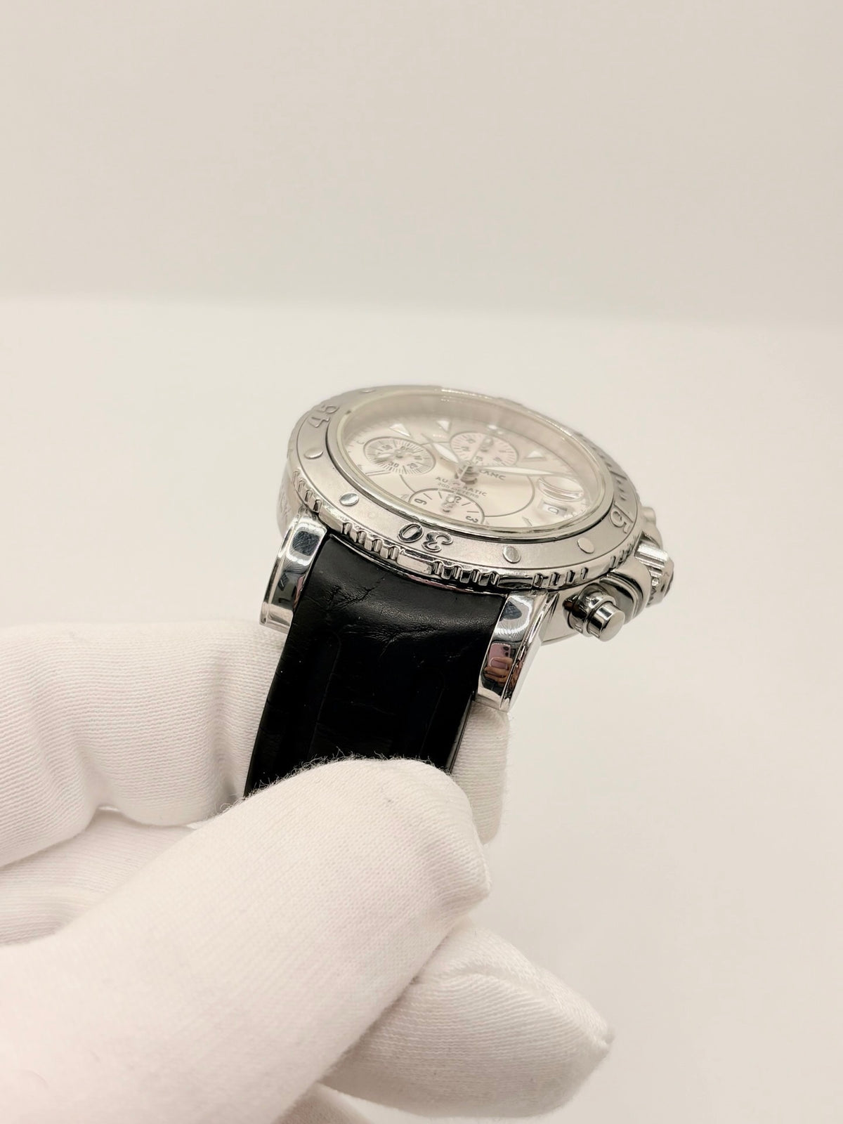 Montre Montblanc Sport 7034-PL en très bon état, équipée d’un mouvement à remontage automatique et d’un boîtier en acier de 41 mm. Son cadran argent sans chiffres est protégé par un verre saphir. Cette montre Montblanc Sport possède un bracelet en caoutchouc noir avec boucle déployante double en acier. Étanche jusqu’à 20 ATM, ce modèle homme ou unisexe associe design sportif, élégance et confort au quotidien.