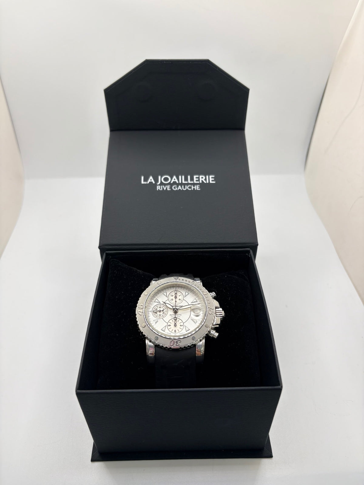 Montre Montblanc Sport 7034-PL en très bon état, équipée d’un mouvement à remontage automatique et d’un boîtier en acier de 41 mm. Son cadran argent sans chiffres est protégé par un verre saphir. Cette montre Montblanc Sport possède un bracelet en caoutchouc noir avec boucle déployante double en acier. Étanche jusqu’à 20 ATM, ce modèle homme ou unisexe associe design sportif, élégance et confort au quotidien.