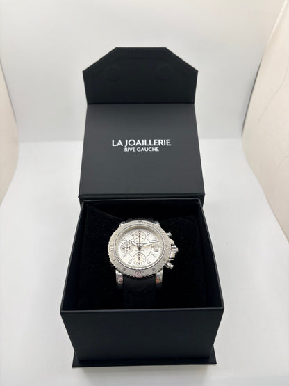 Montre Montblanc Sport 7034-PL en très bon état, équipée d’un mouvement à remontage automatique et d’un boîtier en acier de 41 mm. Son cadran argent sans chiffres est protégé par un verre saphir. Cette montre Montblanc Sport possède un bracelet en caoutchouc noir avec boucle déployante double en acier. Étanche jusqu’à 20 ATM, ce modèle homme ou unisexe associe design sportif, élégance et confort au quotidien.
