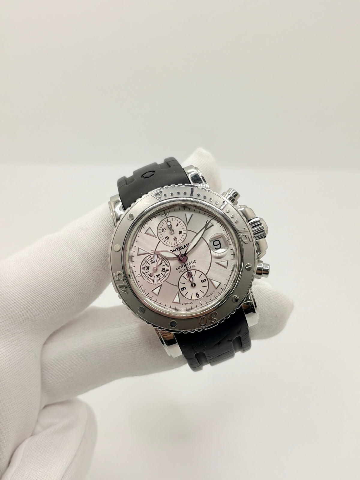 Montre Montblanc Sport 7034-PL en très bon état, équipée d’un mouvement à remontage automatique et d’un boîtier en acier de 41 mm. Son cadran argent sans chiffres est protégé par un verre saphir. Cette montre Montblanc Sport possède un bracelet en caoutchouc noir avec boucle déployante double en acier. Étanche jusqu’à 20 ATM, ce modèle homme ou unisexe associe design sportif, élégance et confort au quotidien.