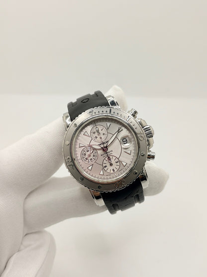 Montre Montblanc Sport 7034-PL en très bon état, équipée d’un mouvement à remontage automatique et d’un boîtier en acier de 41 mm. Son cadran argent sans chiffres est protégé par un verre saphir. Cette montre Montblanc Sport possède un bracelet en caoutchouc noir avec boucle déployante double en acier. Étanche jusqu’à 20 ATM, ce modèle homme ou unisexe associe design sportif, élégance et confort au quotidien.