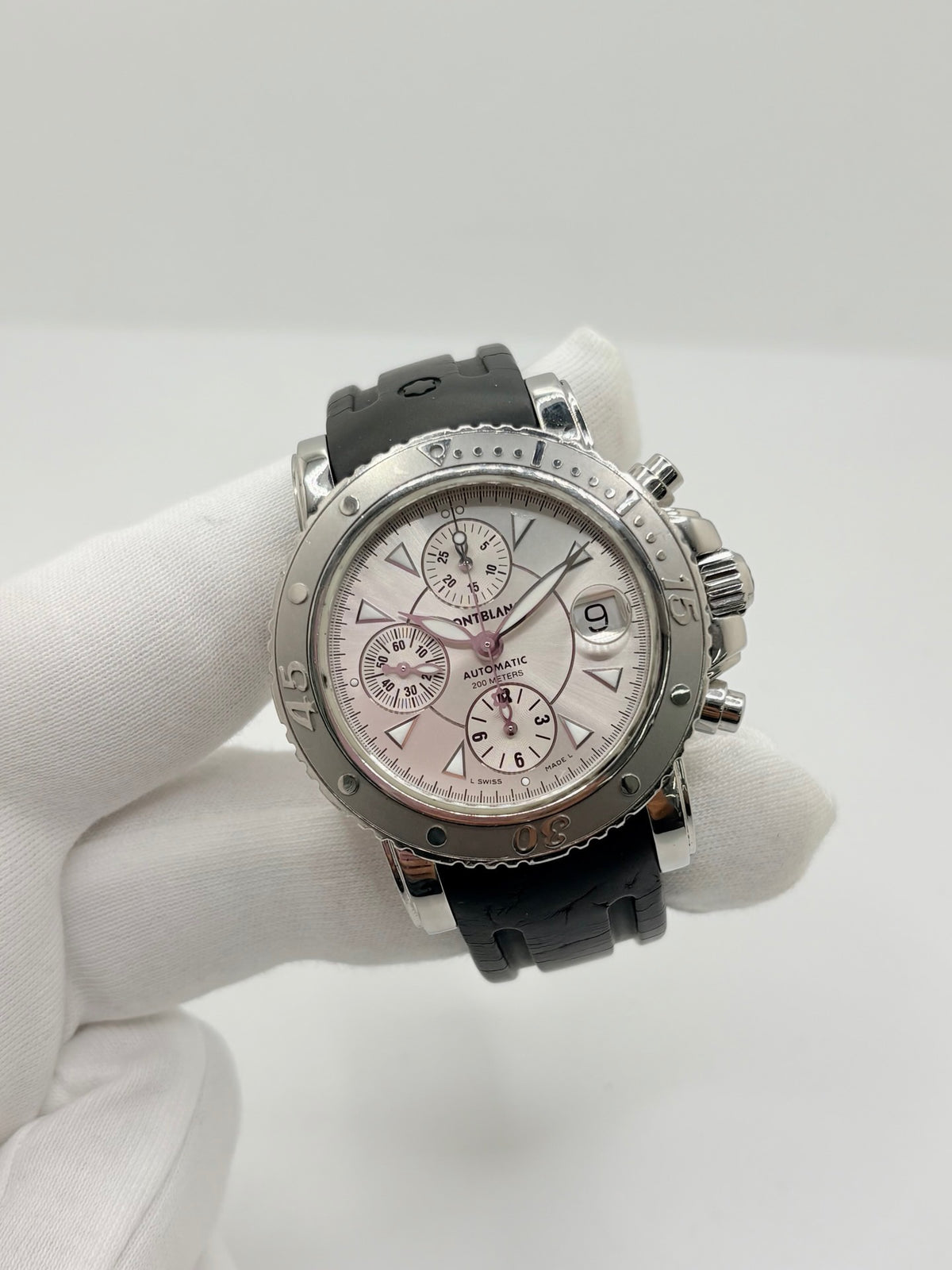 Montre Montblanc Sport 7034-PL en très bon état, équipée d’un mouvement à remontage automatique et d’un boîtier en acier de 41 mm. Son cadran argent sans chiffres est protégé par un verre saphir. Cette montre Montblanc Sport possède un bracelet en caoutchouc noir avec boucle déployante double en acier. Étanche jusqu’à 20 ATM, ce modèle homme ou unisexe associe design sportif, élégance et confort au quotidien.