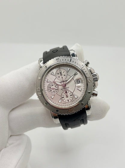 Montre Montblanc Sport 7034-PL en très bon état, équipée d’un mouvement à remontage automatique et d’un boîtier en acier de 41 mm. Son cadran argent sans chiffres est protégé par un verre saphir. Cette montre Montblanc Sport possède un bracelet en caoutchouc noir avec boucle déployante double en acier. Étanche jusqu’à 20 ATM, ce modèle homme ou unisexe associe design sportif, élégance et confort au quotidien.