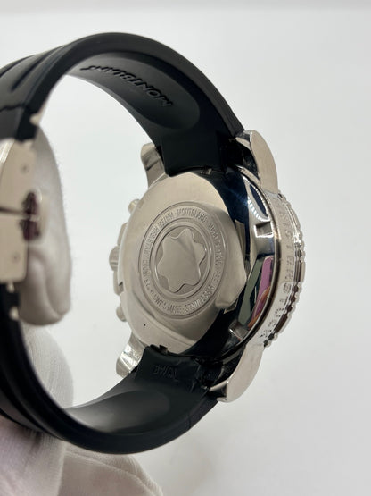 Montre Montblanc Sport 7034-PL en très bon état, équipée d’un mouvement à remontage automatique et d’un boîtier en acier de 41 mm. Son cadran argent sans chiffres est protégé par un verre saphir. Cette montre Montblanc Sport possède un bracelet en caoutchouc noir avec boucle déployante double en acier. Étanche jusqu’à 20 ATM, ce modèle homme ou unisexe associe design sportif, élégance et confort au quotidien.
