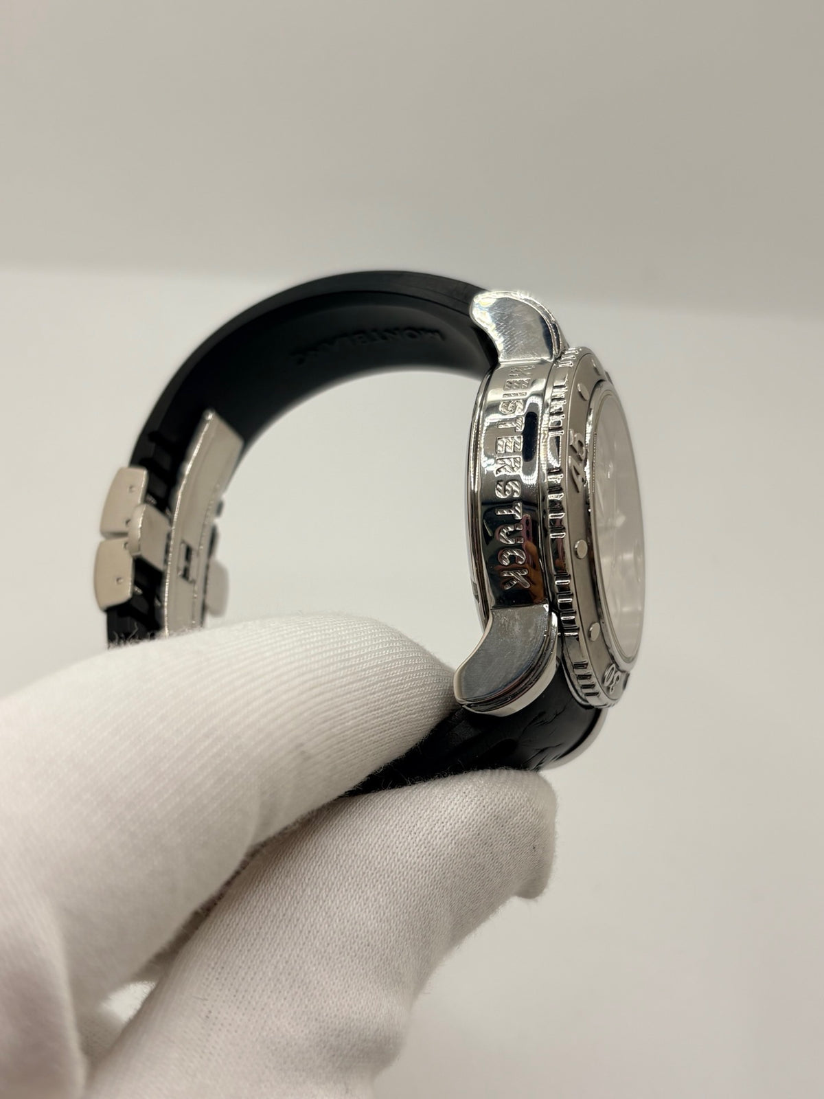 Montre Montblanc Sport 7034-PL en très bon état, équipée d’un mouvement à remontage automatique et d’un boîtier en acier de 41 mm. Son cadran argent sans chiffres est protégé par un verre saphir. Cette montre Montblanc Sport possède un bracelet en caoutchouc noir avec boucle déployante double en acier. Étanche jusqu’à 20 ATM, ce modèle homme ou unisexe associe design sportif, élégance et confort au quotidien.