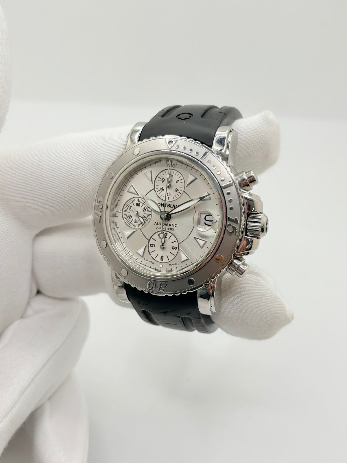 Montre Montblanc Sport 7034-PL en très bon état, équipée d’un mouvement à remontage automatique et d’un boîtier en acier de 41 mm. Son cadran argent sans chiffres est protégé par un verre saphir. Cette montre Montblanc Sport possède un bracelet en caoutchouc noir avec boucle déployante double en acier. Étanche jusqu’à 20 ATM, ce modèle homme ou unisexe associe design sportif, élégance et confort au quotidien.