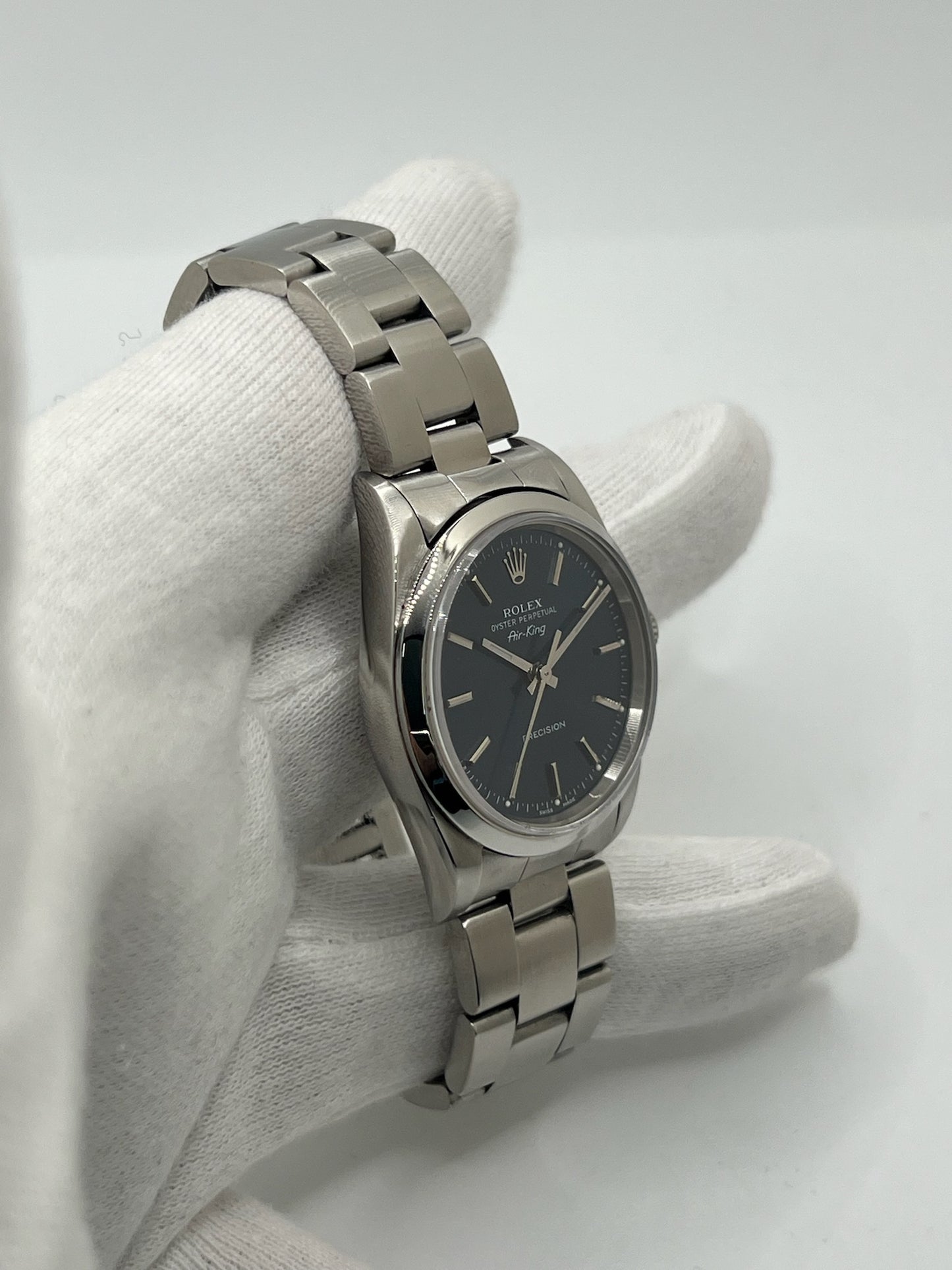 Découvrez la montre Rolex Air-King 14000M, un modèle emblématique de la célèbre marque suisse. Cette montre de luxe est accompagnée de sa boîte d'origine, garantissant son authenticité et sa valeur. Avec son design intemporel et sa précision exceptionnelle, la Rolex Air-King 14000M est l'accessoire idéal pour les collectionneurs et les amateurs de montres haut de gamme.