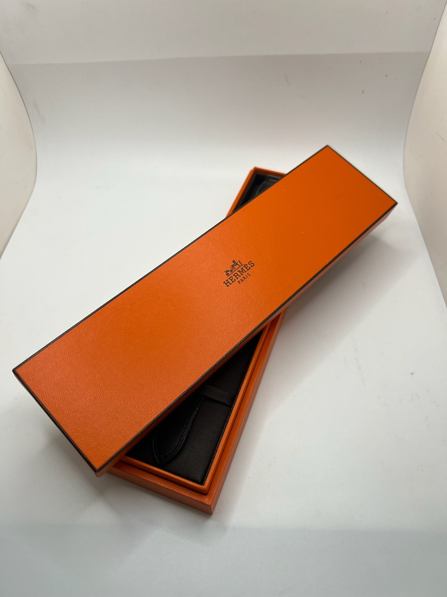 Découvrez la montre Hermès Arceau, un garde-temps d’exception alliant élégance et savoir-faire horloger. Ce modèle emblématique, doté d’un boîtier en acier de 41 mm et d’un mouvement automatique, séduit par son cadran brun raffiné et son bracelet en cuir assorti. Parfaite pour les amateurs de montres de luxe, l’Arceau incarne l’élégance à la française. 