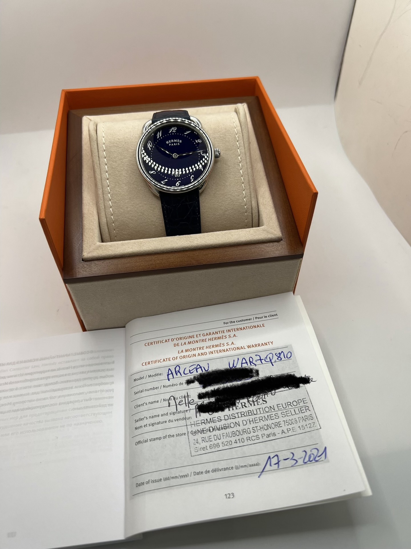Montre Hermès Arceau grand modèle AR7Q.810 en acier avec cadran blanc épuré, chiffres arabes inclinés signature de la collection Arceau, mouvement quartz précis et bracelet en cuir élégant. Design intemporel et raffiné, idéal pour une tenue chic au quotidien ou une occasion spéciale, alliant savoir-faire horloger et esthétique minimaliste.