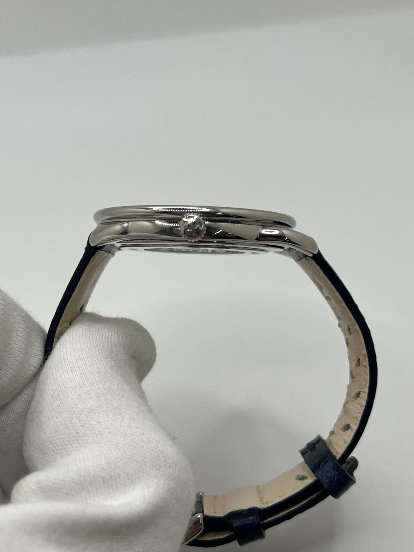Montre Hermès Arceau grand modèle AR7Q.810 en acier avec cadran blanc épuré, chiffres arabes inclinés signature de la collection Arceau, mouvement quartz précis et bracelet en cuir élégant. Design intemporel et raffiné, idéal pour une tenue chic au quotidien ou une occasion spéciale, alliant savoir-faire horloger et esthétique minimaliste.