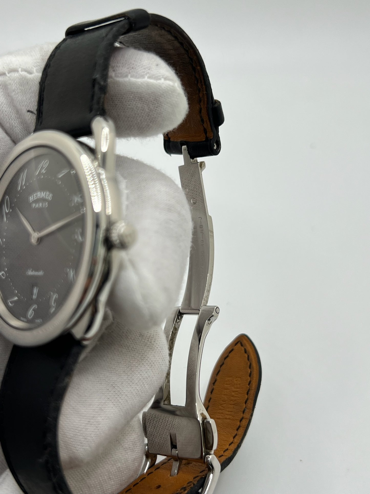 Découvrez la montre Hermès Arceau, un garde-temps d’exception alliant élégance et savoir-faire horloger. Ce modèle emblématique, doté d’un boîtier en acier de 41 mm et d’un mouvement automatique, séduit par son cadran brun raffiné et son bracelet en cuir assorti. Parfaite pour les amateurs de montres de luxe, l’Arceau incarne l’élégance à la française. 