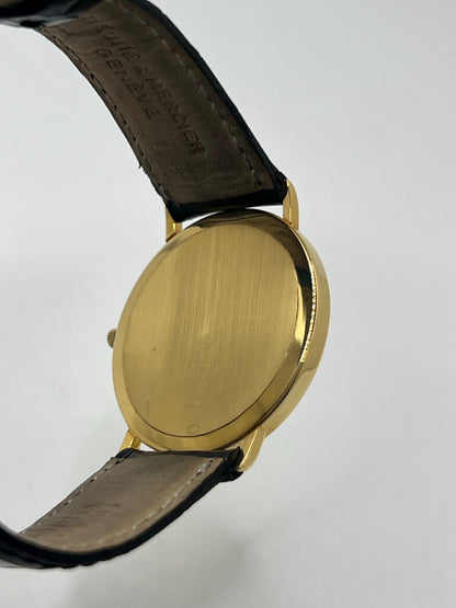 Montre Baume & Mercier Classima 15172A en or jaune, équipée d’un mouvement à quartz et d’un boîtier de 33 mm. Son cadran blanc à chiffres romains apporte une allure élégante et intemporelle, tandis que le verre saphir assure sa protection. Ce modèle est monté sur un bracelet noir en cuir de crocodile avec boucle ardillon en acier. Une montre raffinée, idéale pour une tenue chic et élégante, en très bon état.