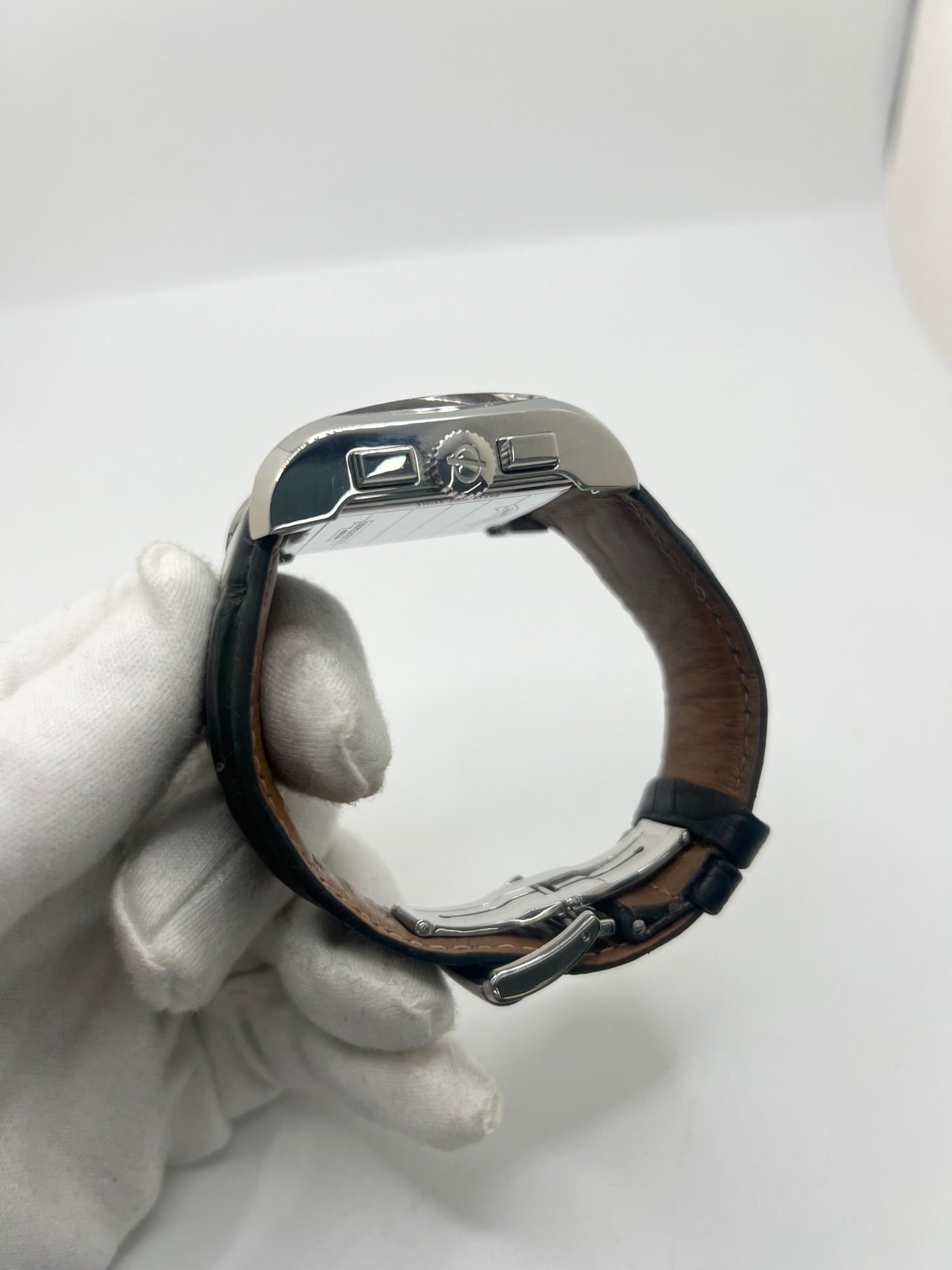 Montre Baume & Mercier Hampton réf. 65698, modèle automatique pour homme ou unisexe. Boîtier en acier de 34,5 mm avec verre saphir résistant aux rayures. Cadran argent avec index en chiffres arabes, offrant une lecture élégante et classique. Bracelet en cuir vert avec boucle déployante en acier. Fonction chronographe et date. Montre de luxe d’occasion en très bon état, avec légères traces d’usure. Révisée le 24 juin 2026 en interne. Livrée sans coffret ni papiers. Disponible à Paris.