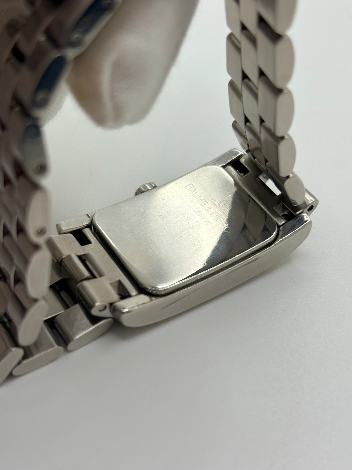 Montre Baume & Mercier Hampton MV045139 équipée d’un mouvement à quartz et d’un boîtier rectangulaire en acier de 20 × 34 mm. Son cadran bleu à chiffres arabes est protégé par un verre saphir. Cette montre Baume & Mercier Hampton est montée sur un bracelet en acier avec boucle déployante double plis. Élégante et contemporaine, elle séduit par ses lignes raffinées et son format rectangulaire emblématique, idéale pour un style chic au quotidien.