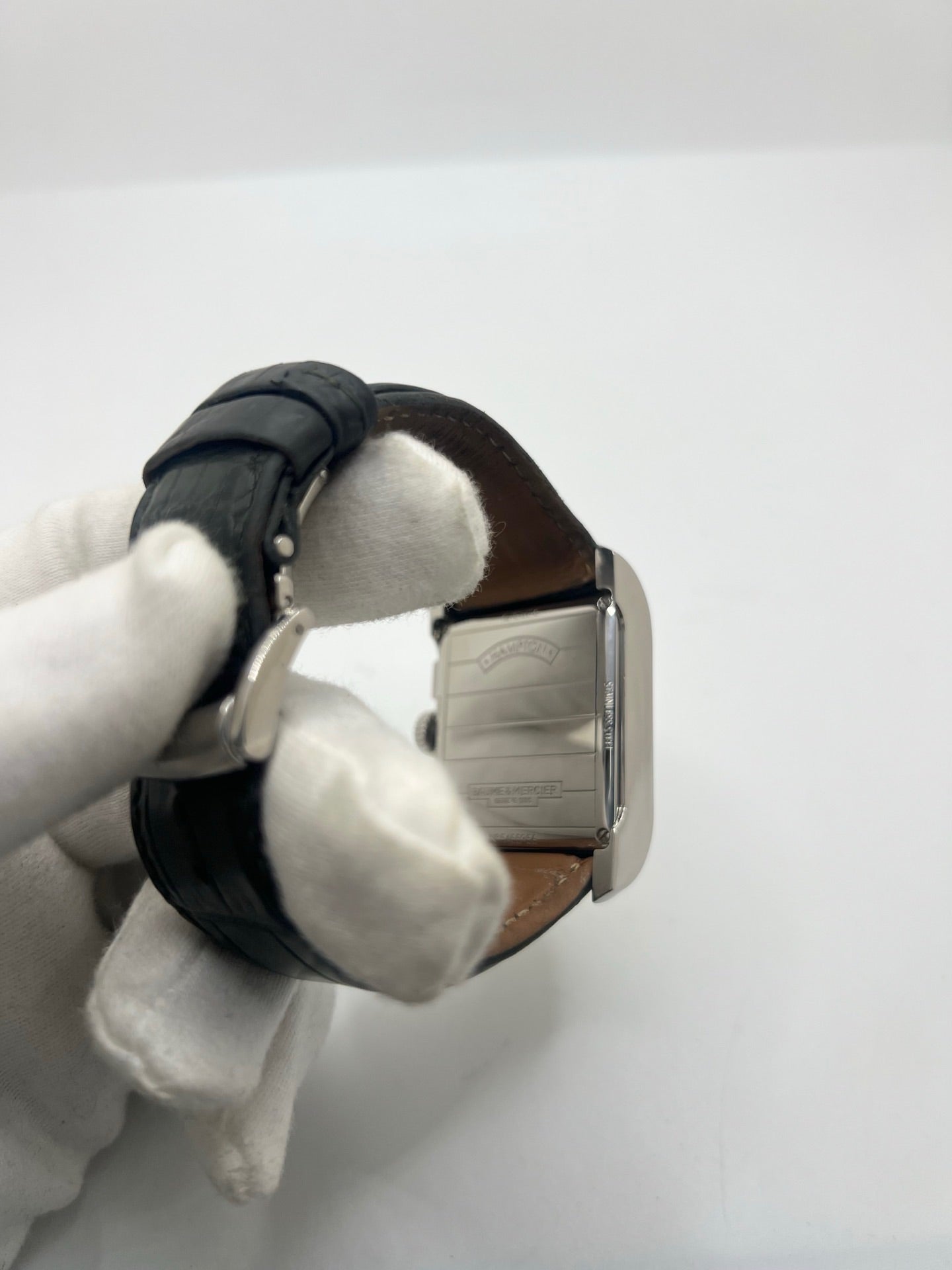 Montre Baume & Mercier Hampton réf. 65698, modèle automatique pour homme ou unisexe. Boîtier en acier de 34,5 mm avec verre saphir résistant aux rayures. Cadran argent avec index en chiffres arabes, offrant une lecture élégante et classique. Bracelet en cuir vert avec boucle déployante en acier. Fonction chronographe et date. Montre de luxe d’occasion en très bon état, avec légères traces d’usure. Révisée le 24 juin 2026 en interne. Livrée sans coffret ni papiers. Disponible à Paris.
