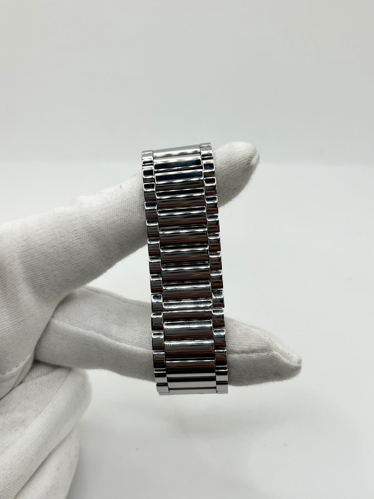 Montre femme Baume & Mercier Catwalk MV045219 à quartz, avec boîtier rectangulaire en acier de 24 x 21 mm, cadran argenté sans chiffres et bracelet en acier à boucle déployante double plis. Son verre saphir et son design élégant en font une montre raffinée et intemporelle. Cette Baume & Mercier Catwalk d’occasion est en très bon état, avec de légères rayures non perceptibles au toucher. Révisée en interne le 21 octobre 2026, elle est disponible à Paris sans coffret ni papiers d’origine.