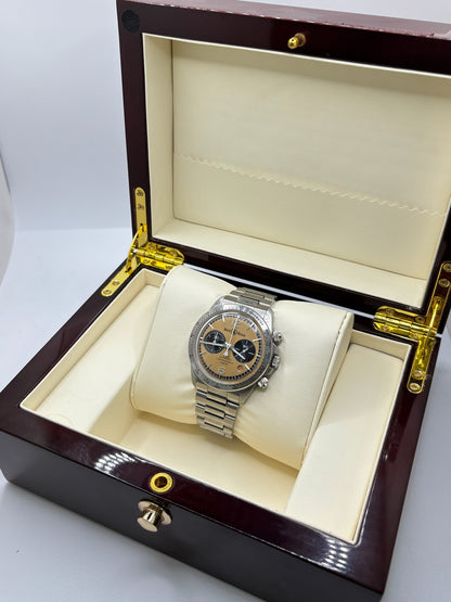 Montre Bell & Ross BR V2 Chronograph Heritage référence BRV2-94-S équipée d'un mouvement automatique. Son boîtier en acier de 41 mm est associé à un bracelet en acier argenté avec boucle déployante double plis. Le cadran doré à chiffres arabes est protégé par un verre minéral et intègre les fonctions chronographe et date. Cette montre d'occasion, révisée en interne et proposée en très bon état, allie esprit aviation, design vintage et précision horlogère suisse.
