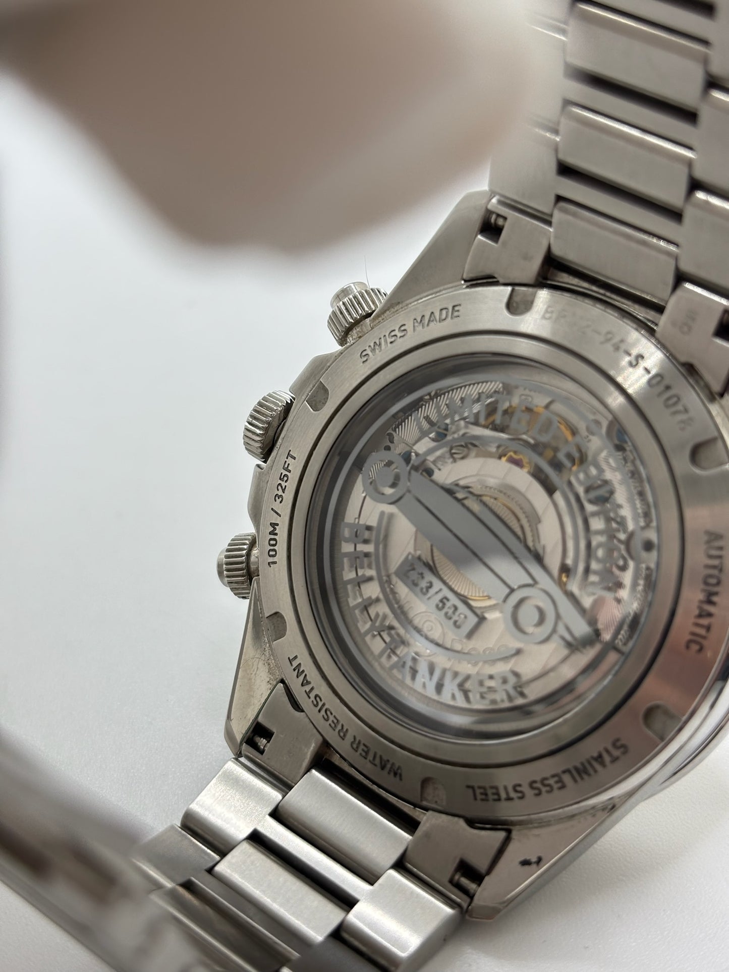 Montre Bell & Ross BR V2 Chronograph Heritage référence BRV2-94-S équipée d'un mouvement automatique. Son boîtier en acier de 41 mm est associé à un bracelet en acier argenté avec boucle déployante double plis. Le cadran doré à chiffres arabes est protégé par un verre minéral et intègre les fonctions chronographe et date. Cette montre d'occasion, révisée en interne et proposée en très bon état, allie esprit aviation, design vintage et précision horlogère suisse.