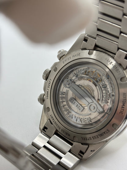 Montre Bell & Ross BR V2 Chronograph Heritage référence BRV2-94-S équipée d'un mouvement automatique. Son boîtier en acier de 41 mm est associé à un bracelet en acier argenté avec boucle déployante double plis. Le cadran doré à chiffres arabes est protégé par un verre minéral et intègre les fonctions chronographe et date. Cette montre d'occasion, révisée en interne et proposée en très bon état, allie esprit aviation, design vintage et précision horlogère suisse.